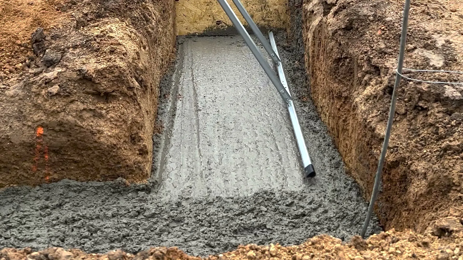 Čerstvý beton v základovém pasu