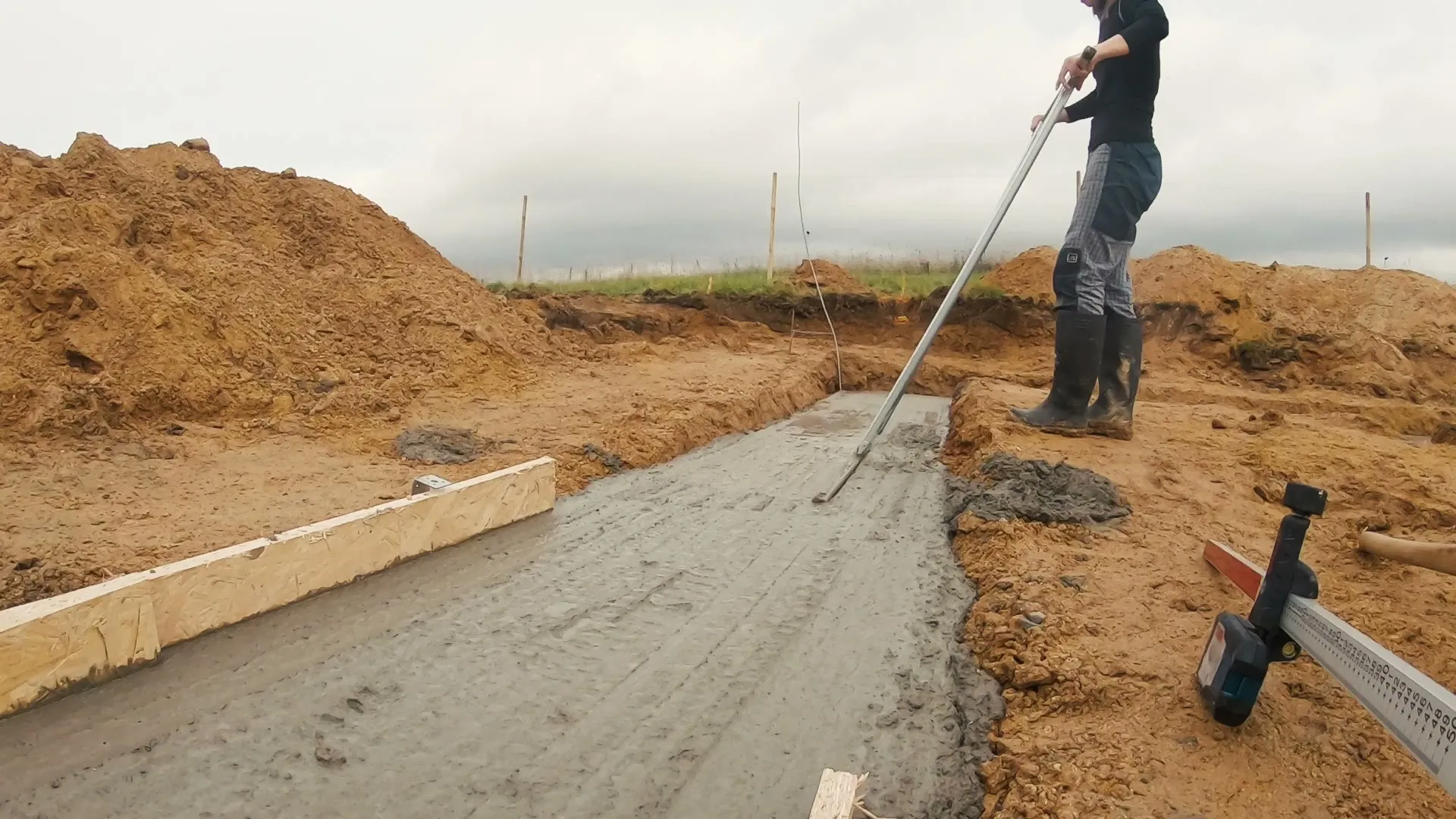 Natřásání betonu v základovém pasu
