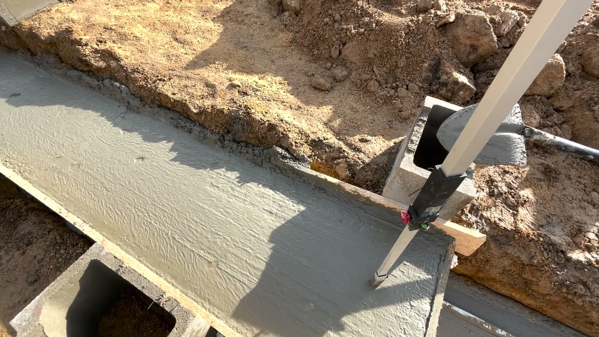 Povrch základového pasu po natřásání betonu