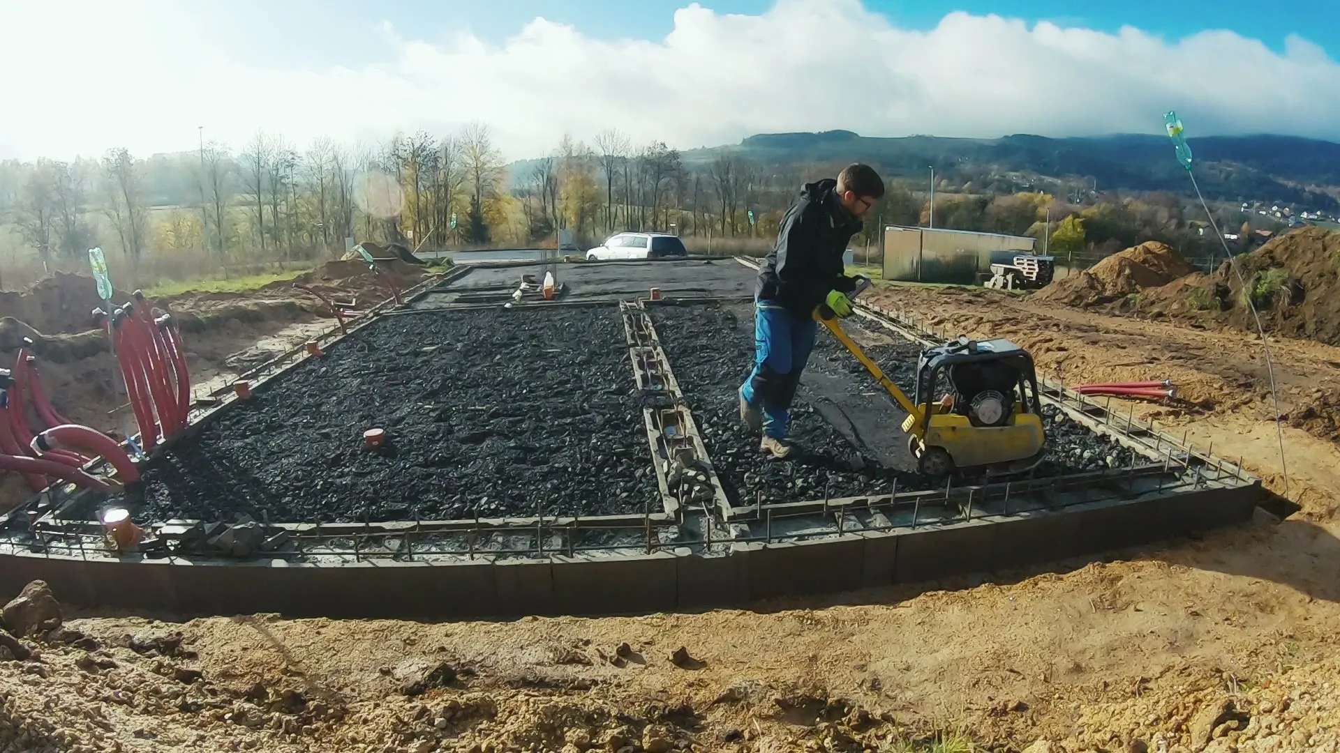 Hutnění štěrku pod základovou deskou
