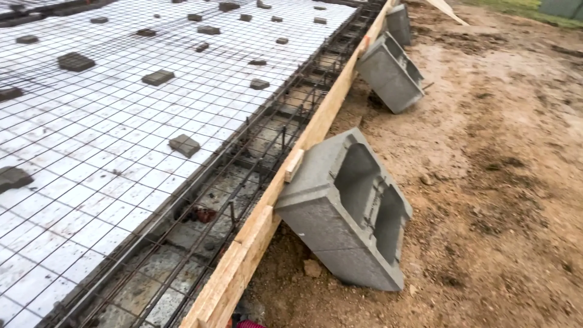 Betonová tvárnice zapřená o OSB bednění