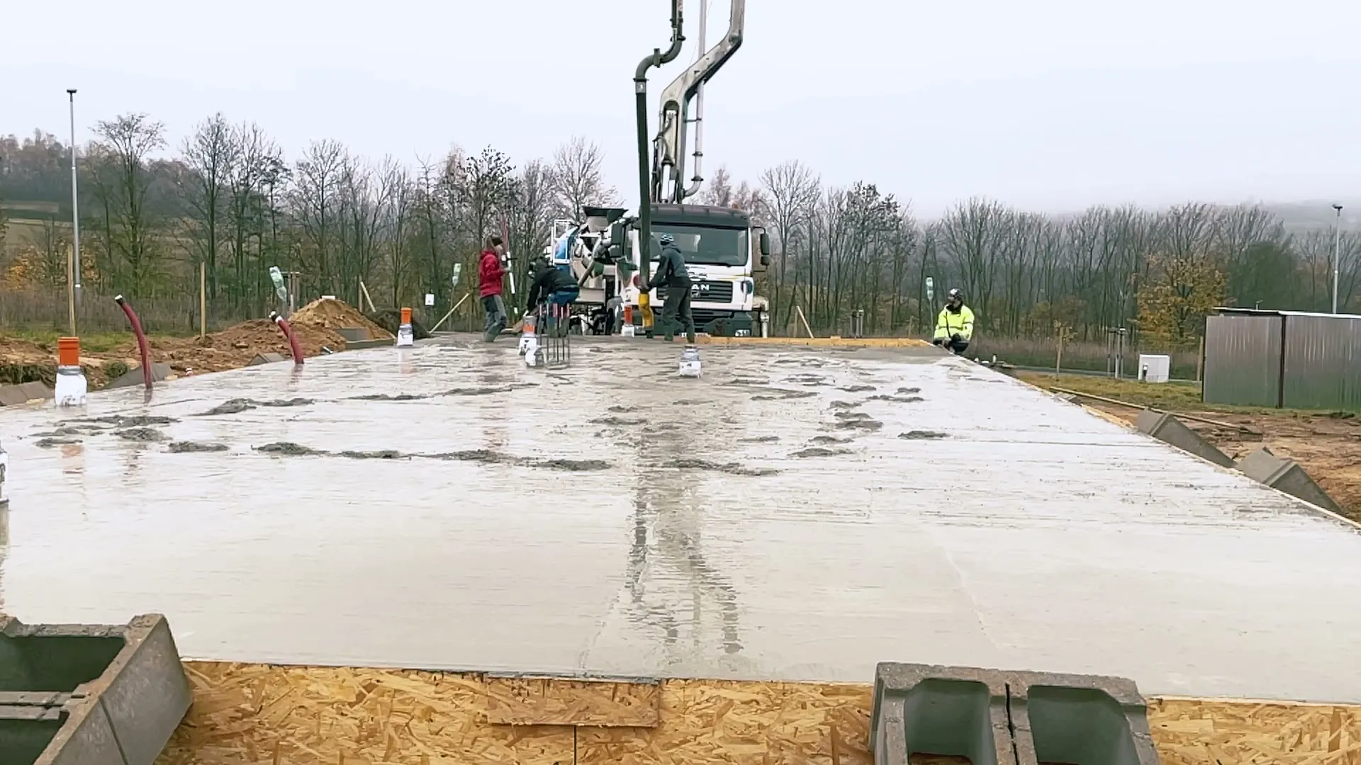 Čerstvě zalitá základová deska