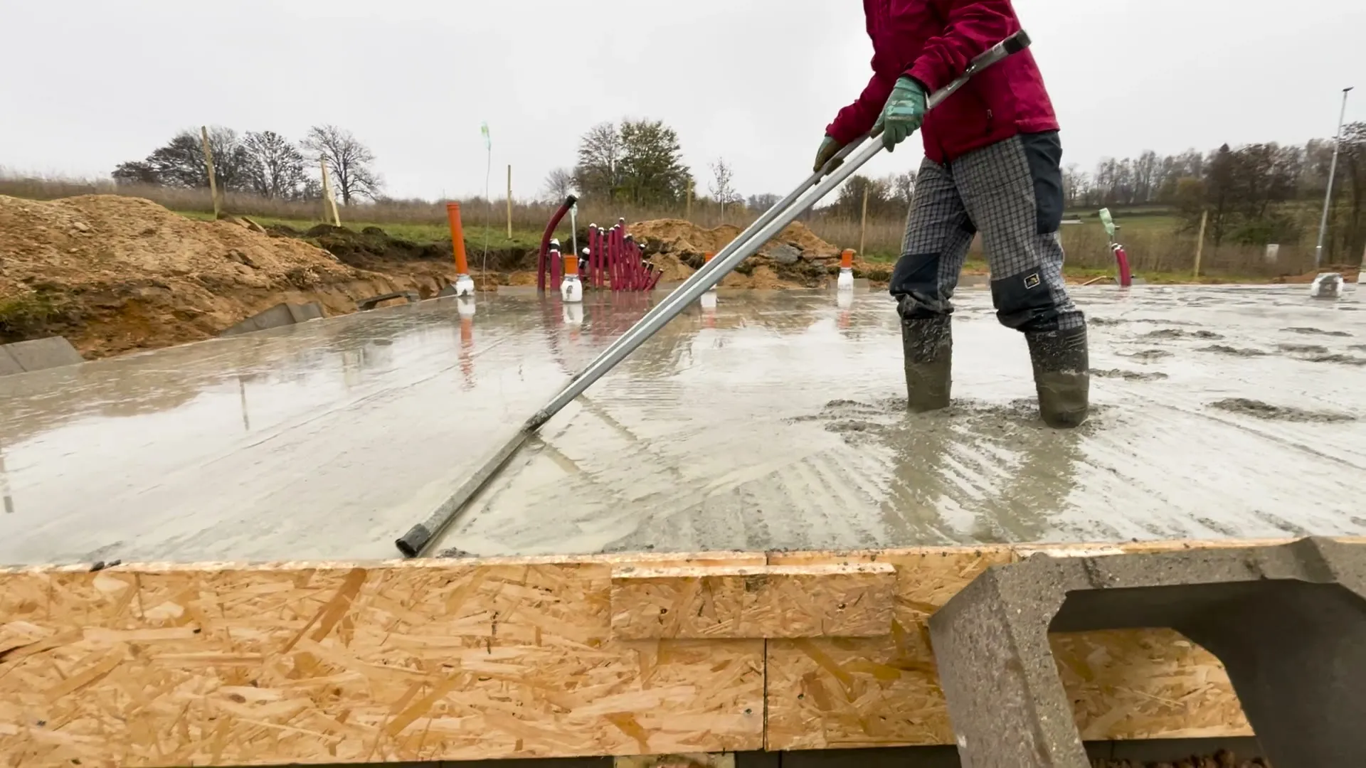 Natřásání betonu základové desky natřásací tyčí