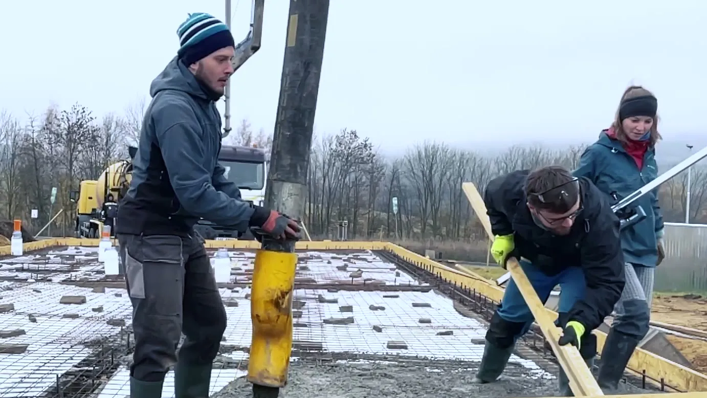 Betonáž a stahování betonu základové desky