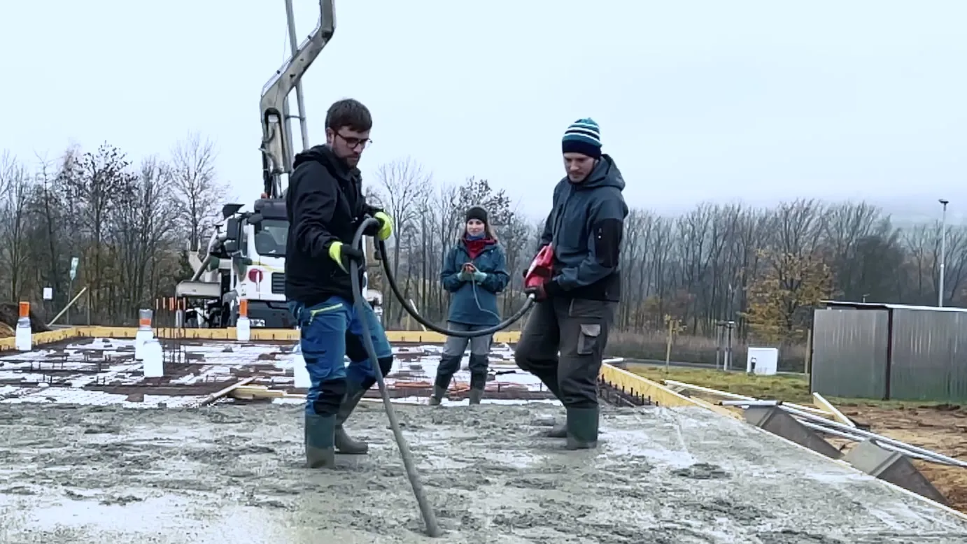 Hutnění betonu ponorným vibrátorem