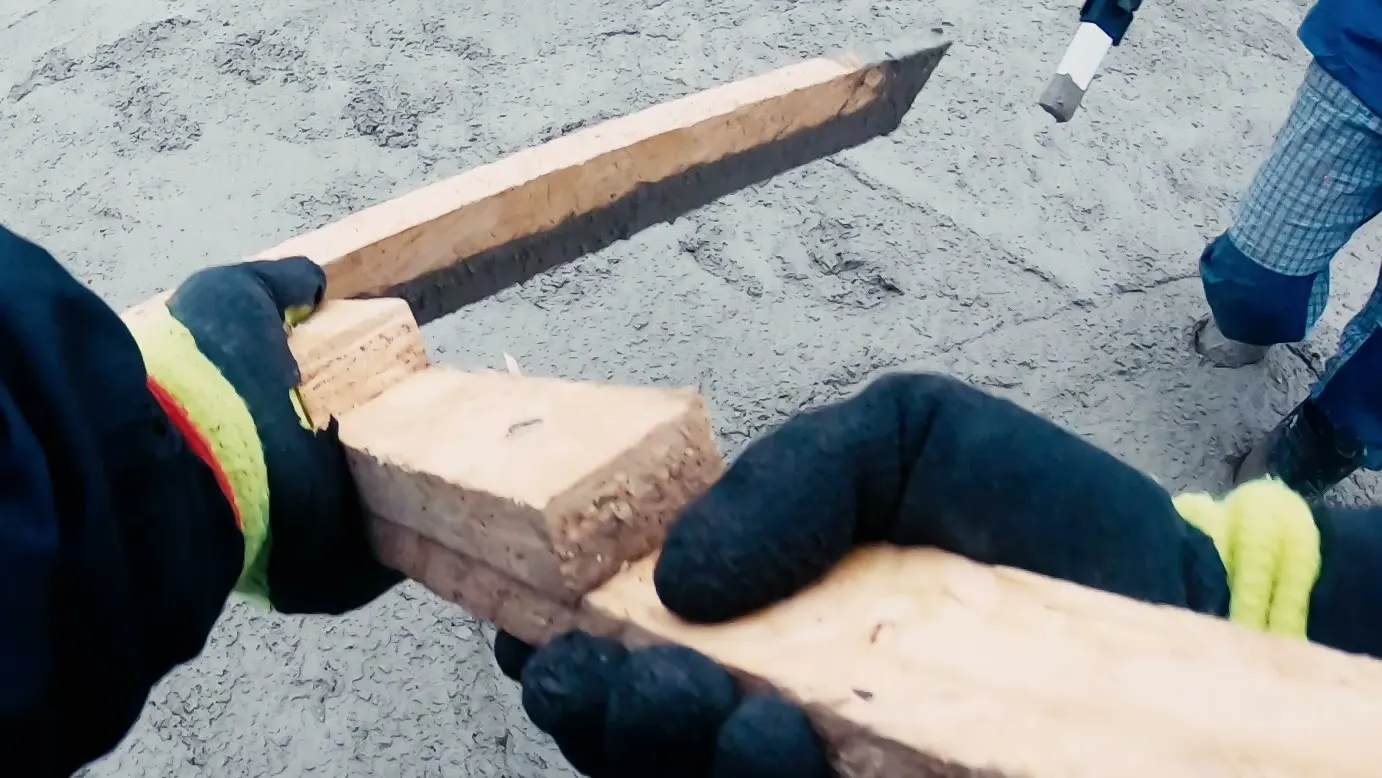 Betonáž základové desky s dřevěnou latí