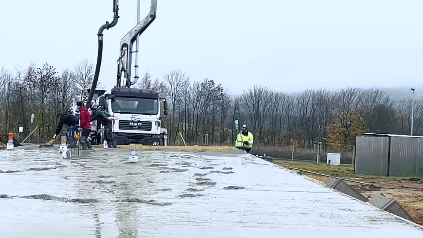 Hladký povrch hotové základové desky
