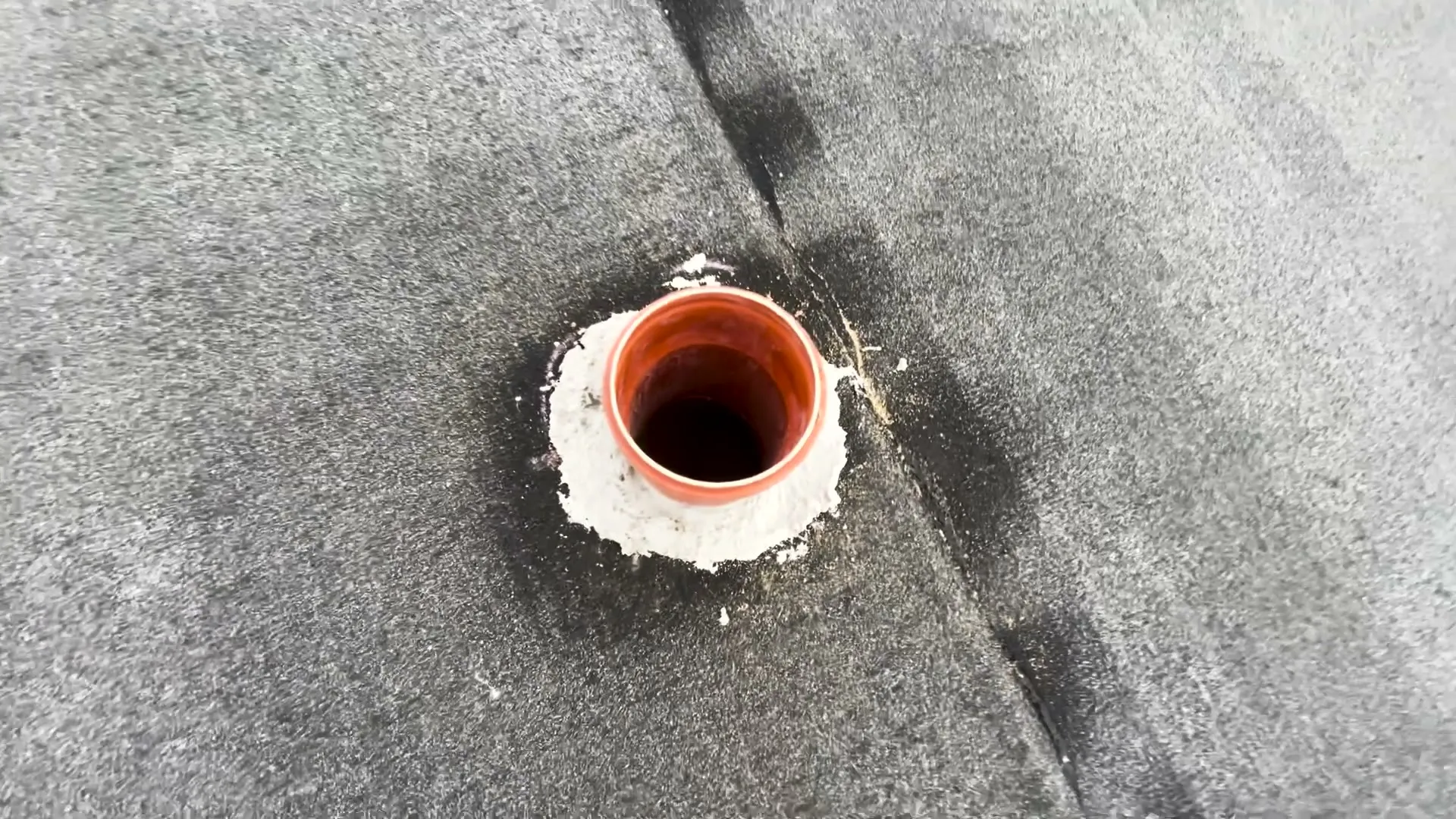 Hrdlo kanalizačního prostupu v betonu