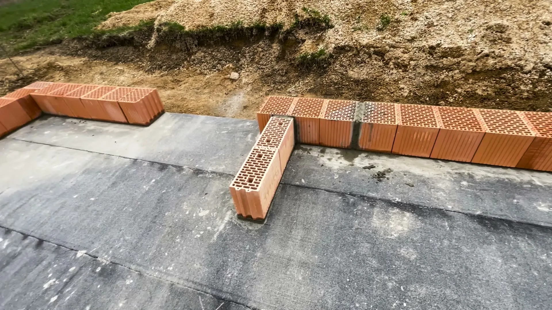 Zakládací malta v napojení příčky