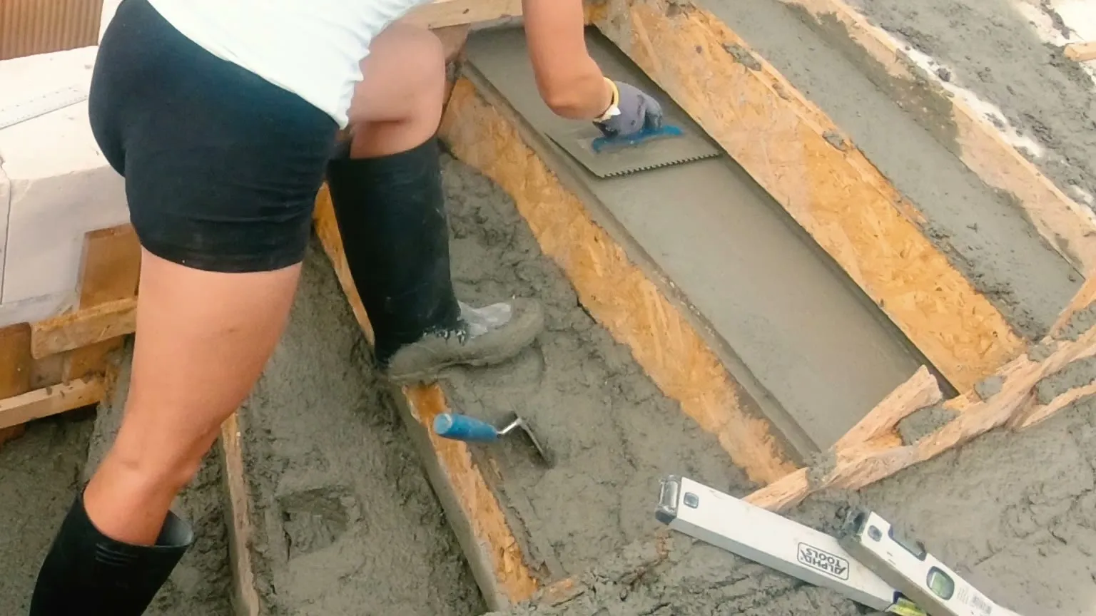 Hlazení betonových stupňů schodiště hladítkem