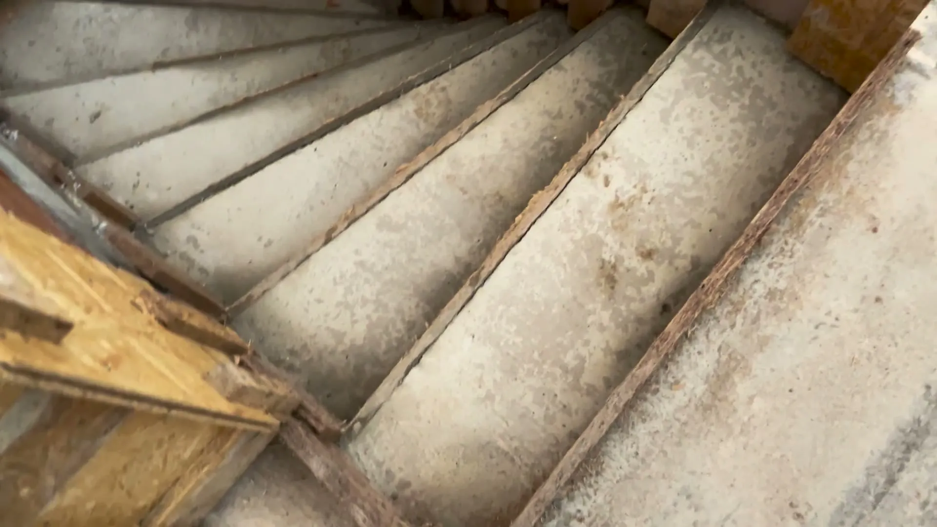 Betonové schodiště s dřevěným bedněním