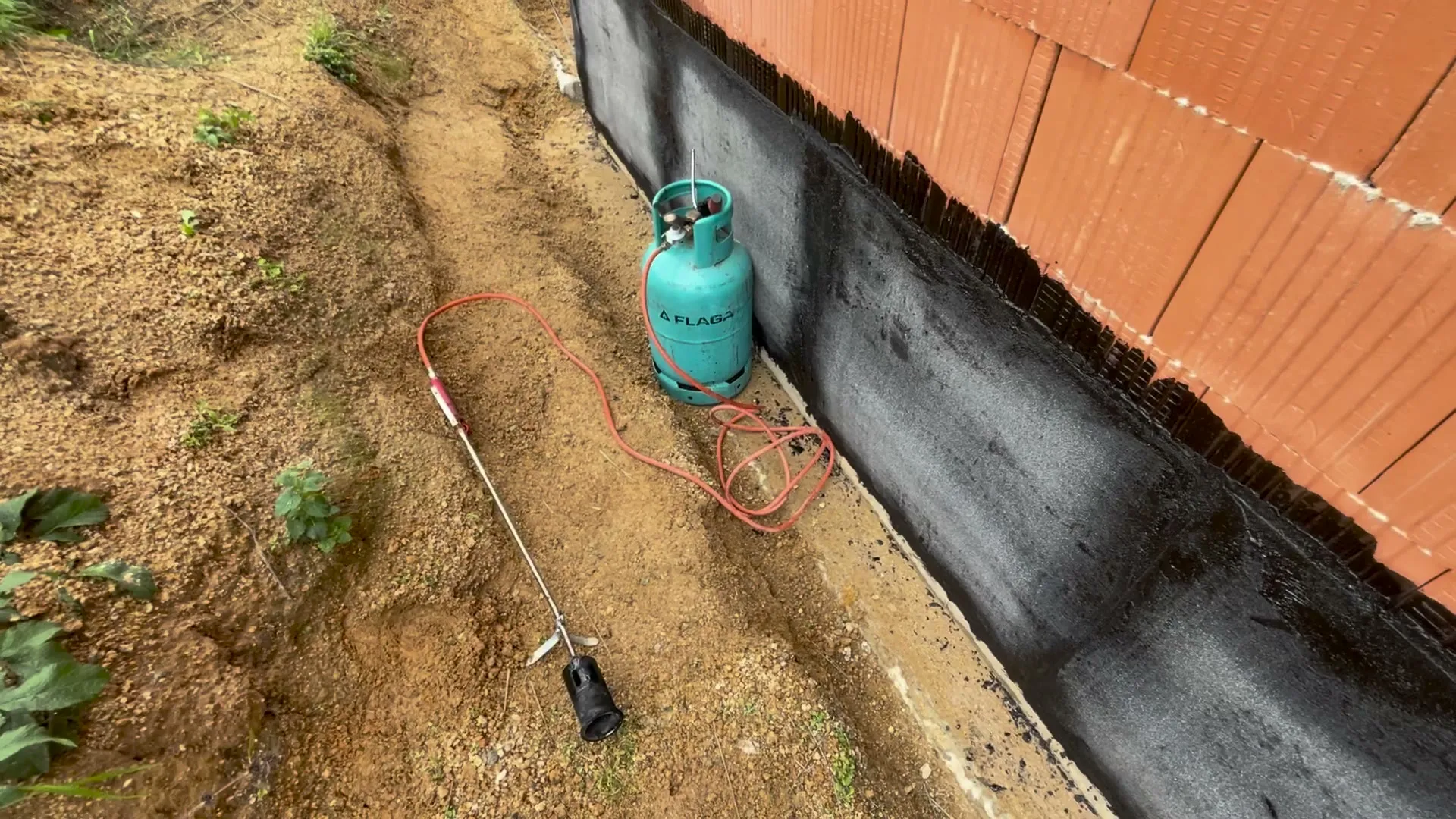Příprava natavování svislé hydroizolace soklu