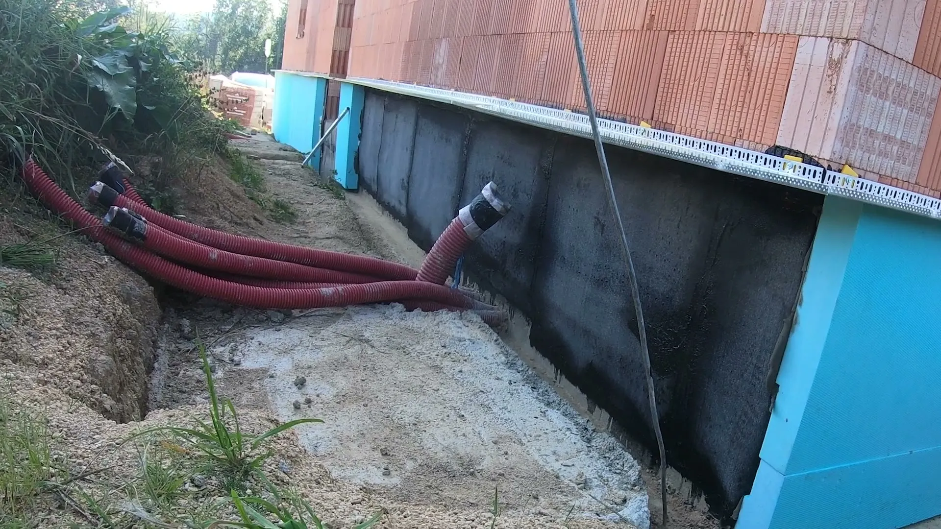 Prostup chrániček přes betonový práh