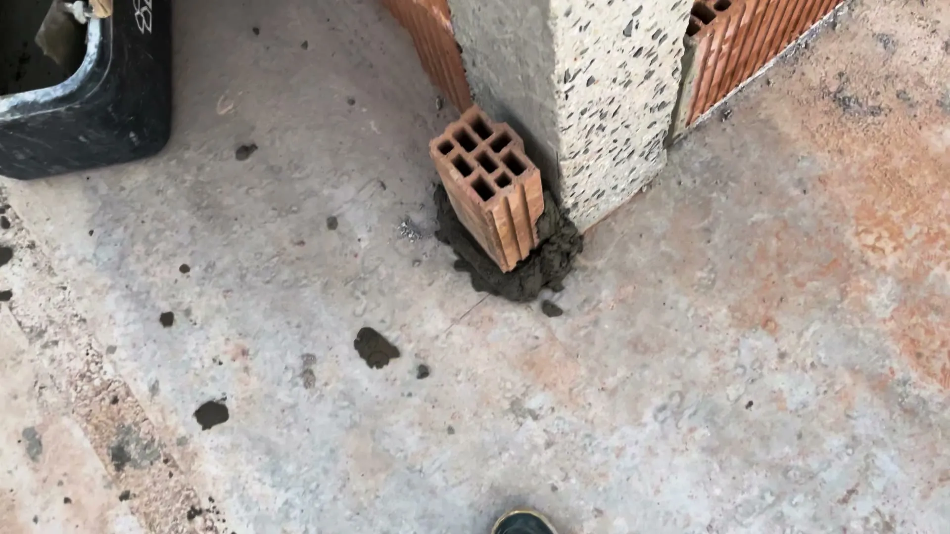 Malá příčkovka na maltě u betonového sloupu