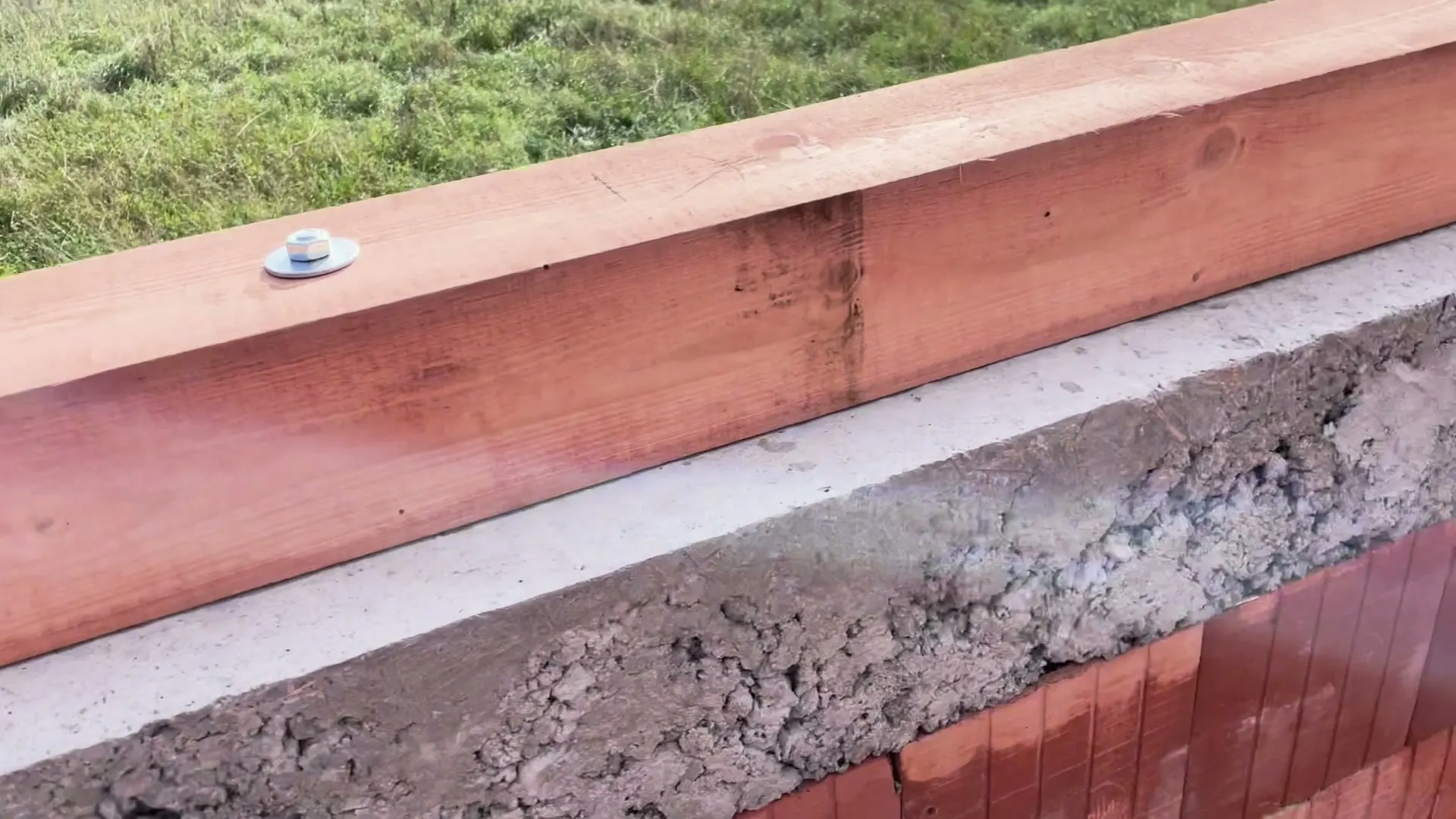 Kotvení pozednice šroubem do betonového věnce