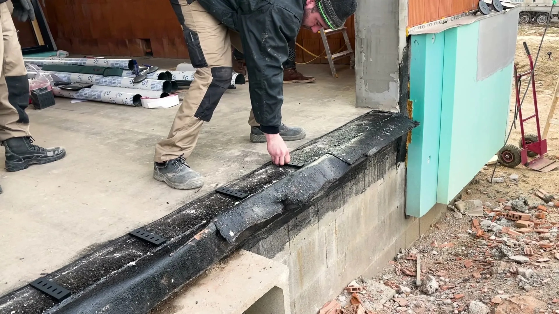 Vyříznutý asfaltový pás pod portálem