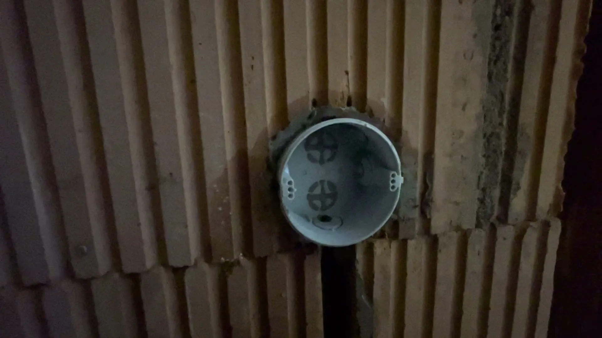 Elektroinstalační krabice usazená v sádře