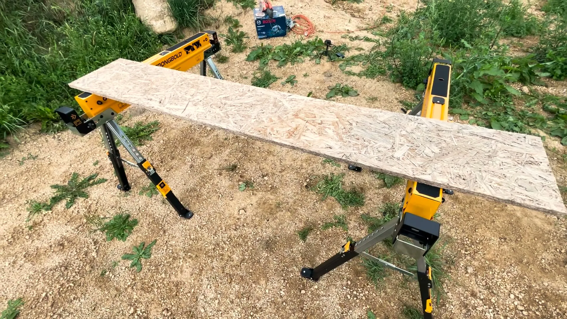 OSB pás na stavebních kozách