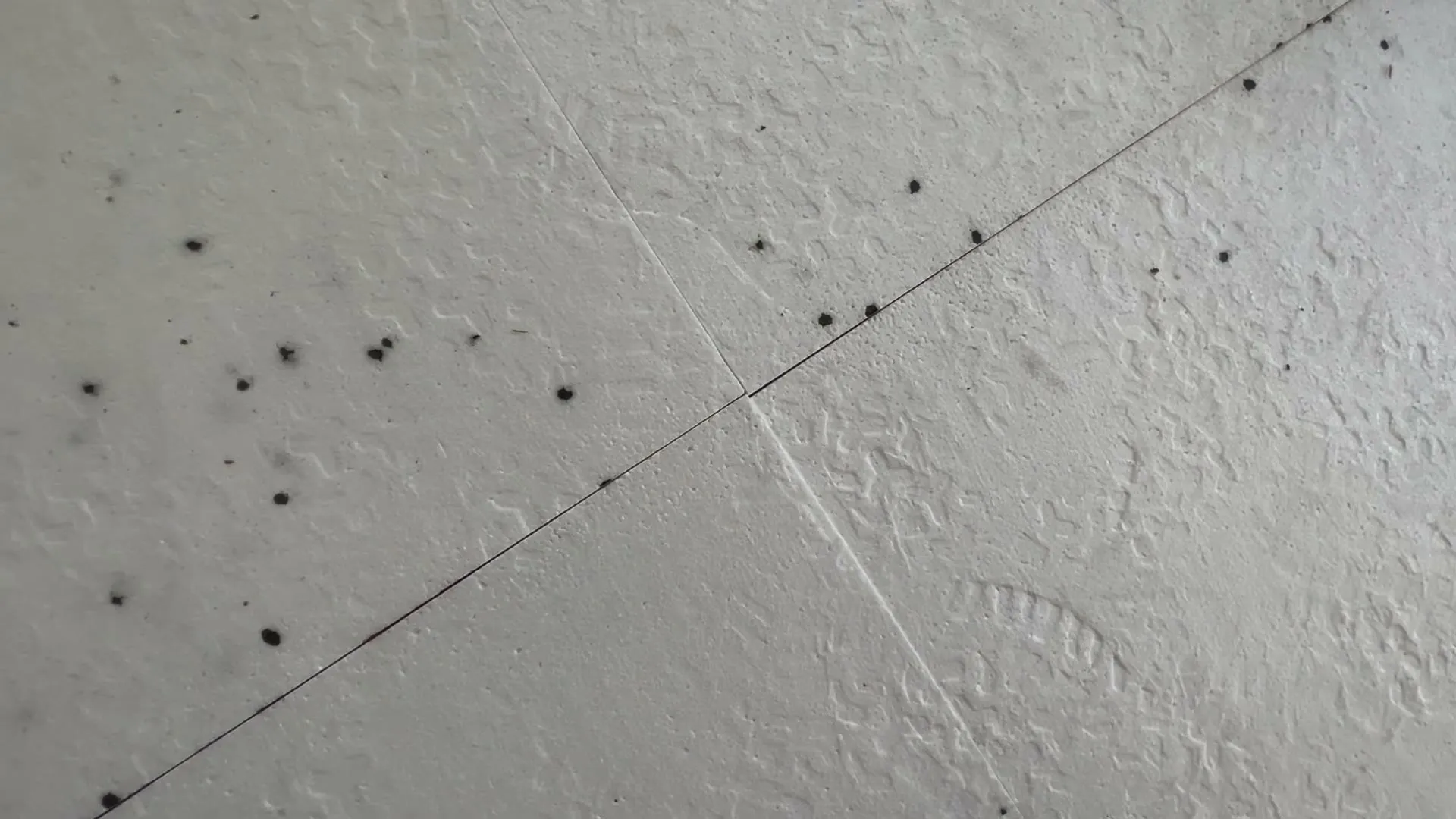 Křížení spár mezi deskami polystyrenu