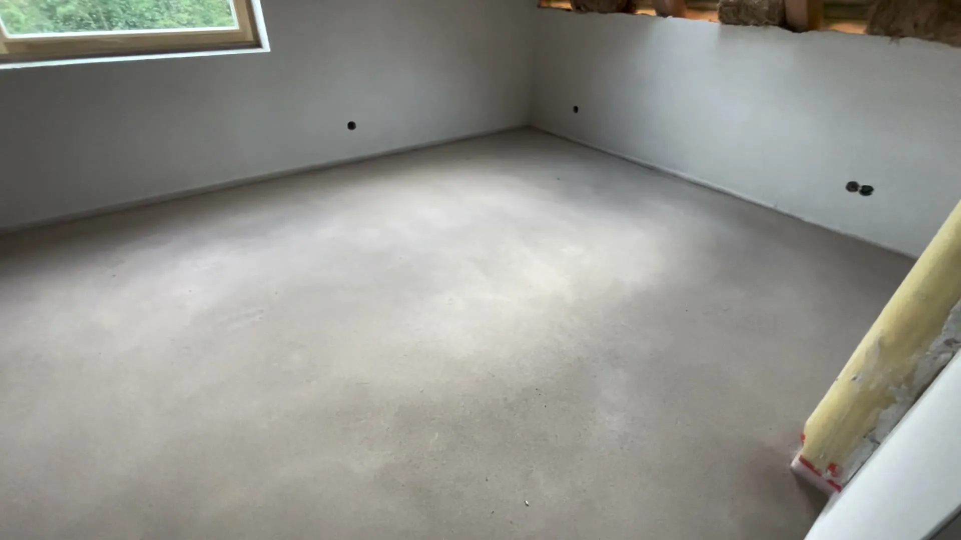 Hotová betonová podlaha velkého pokoje