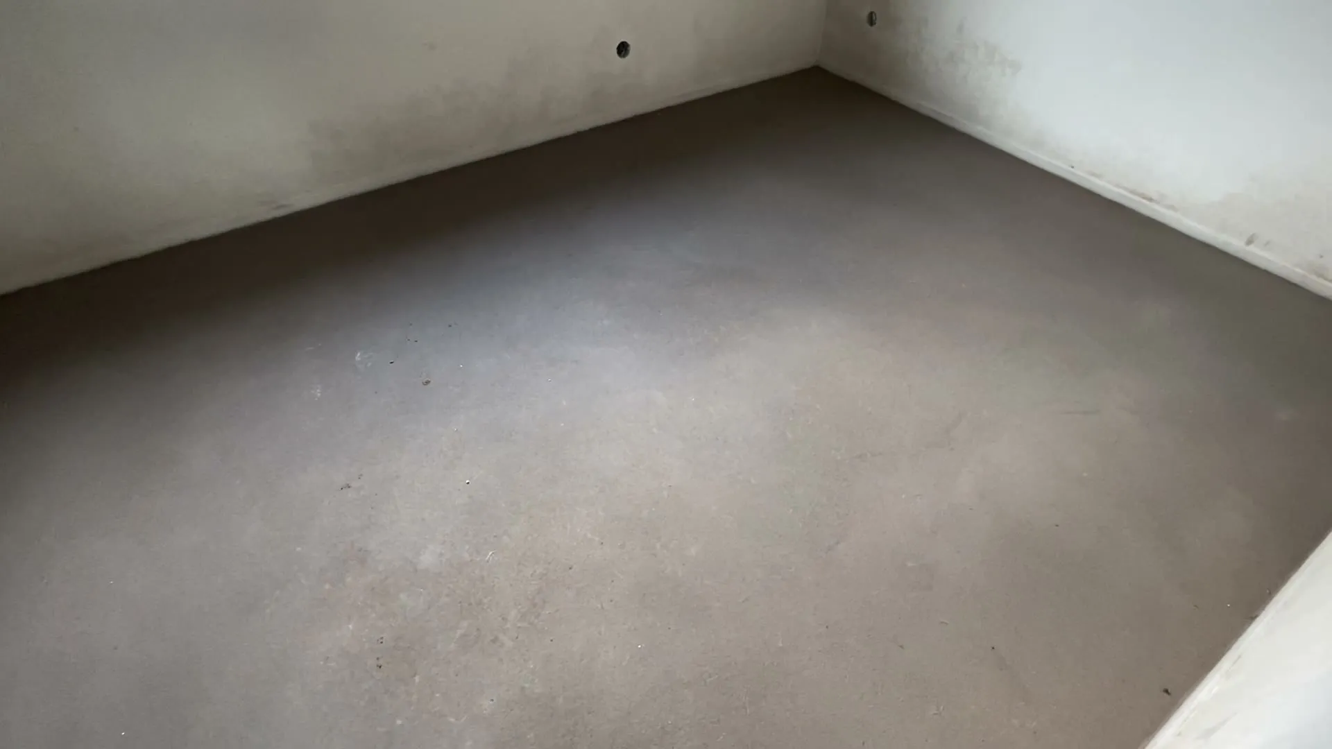 Betonová podlaha v rohu pokoje