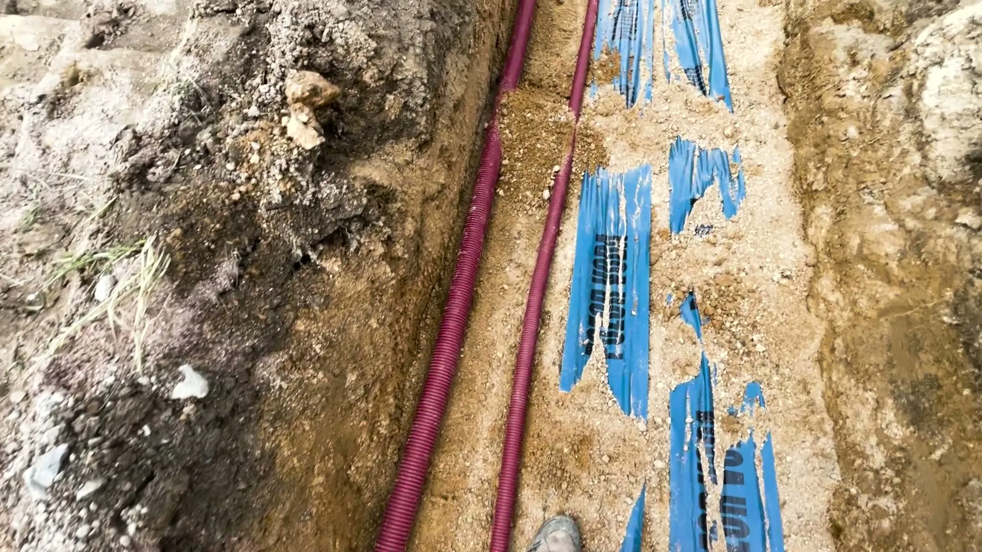 Chráničky vedle výstražné fólie ve výkopu