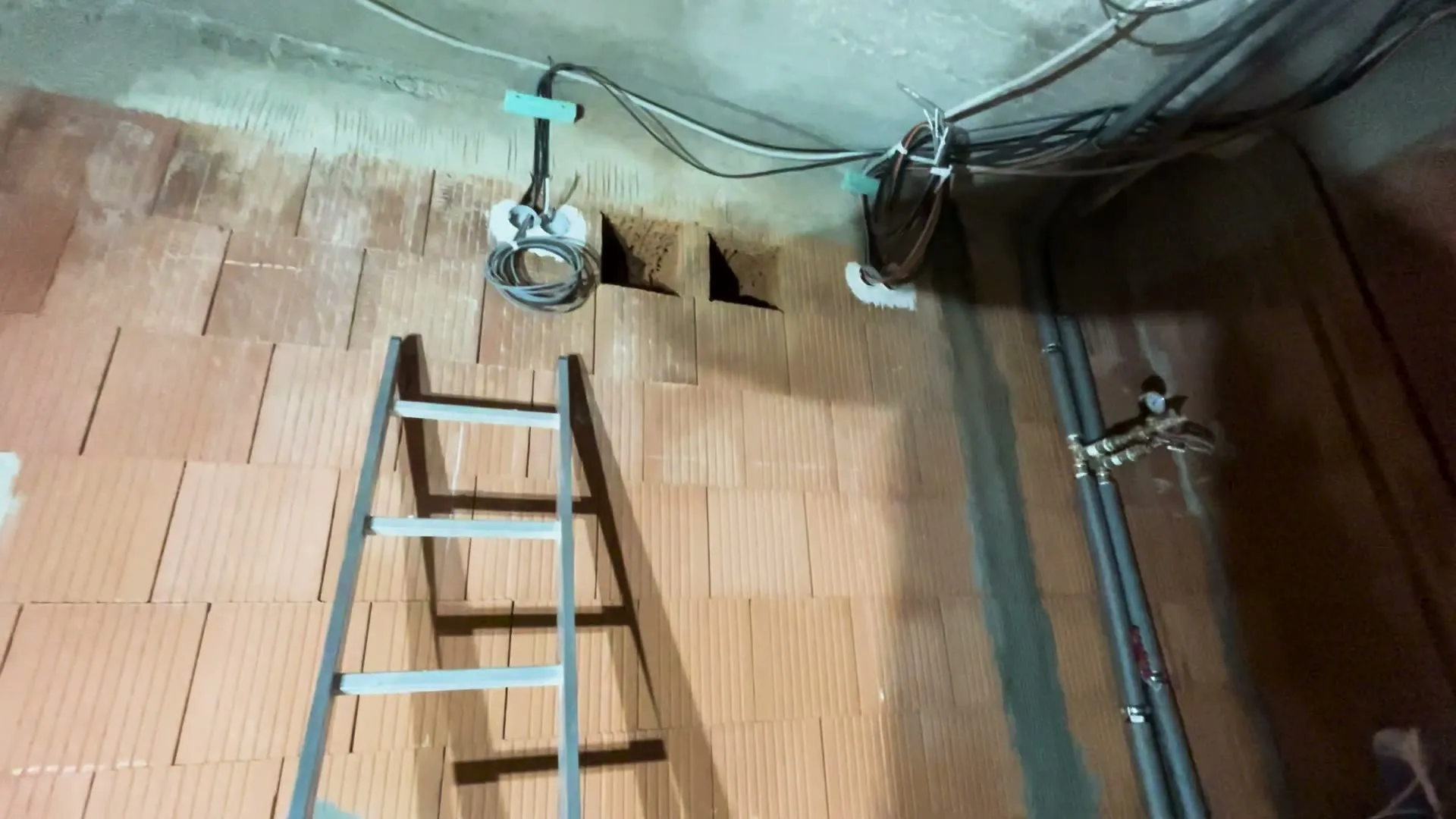 Připravené prostupy rekuperace před omítkami