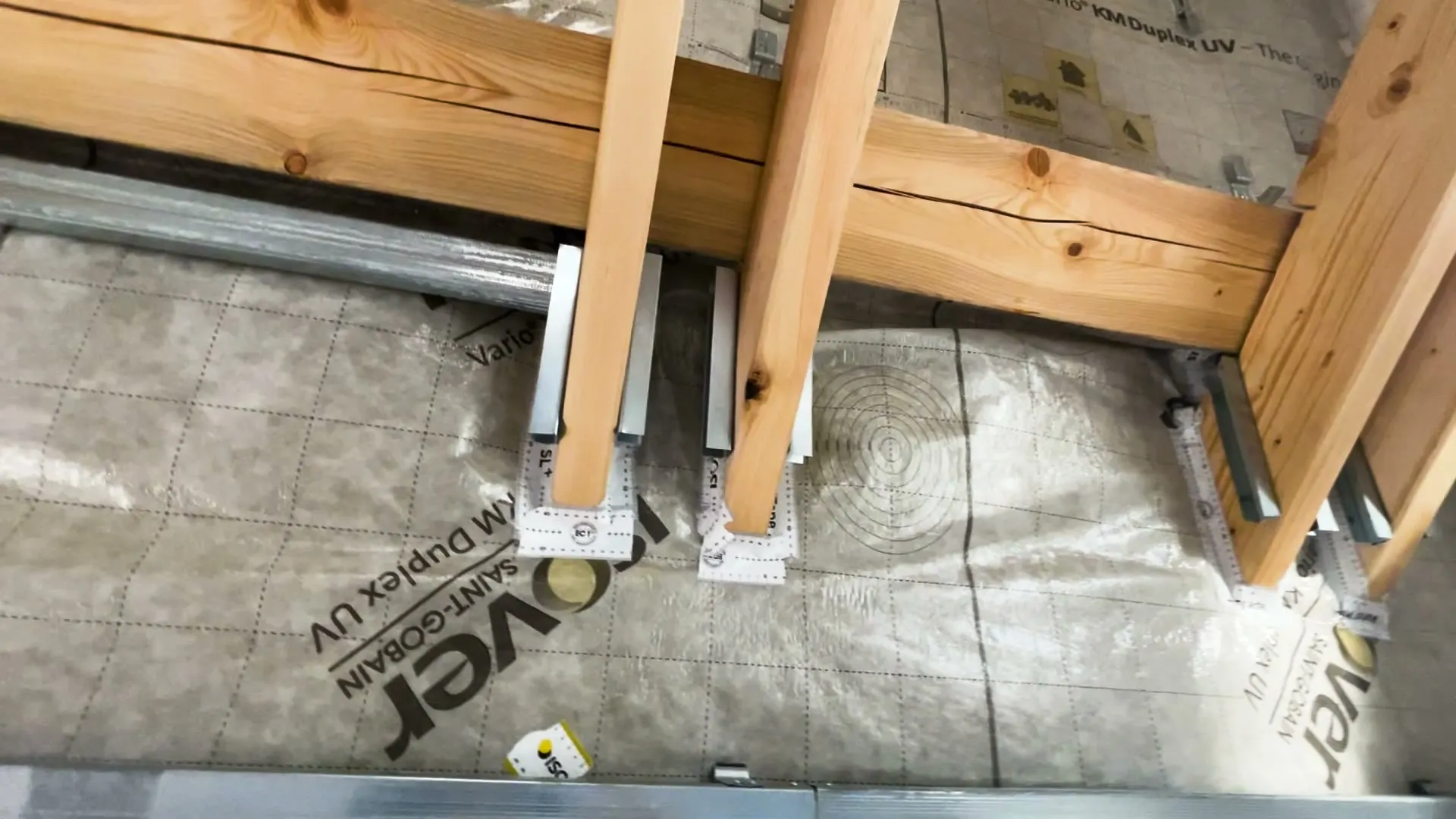 Zakončení rastru mezi pohledovými kleštinami