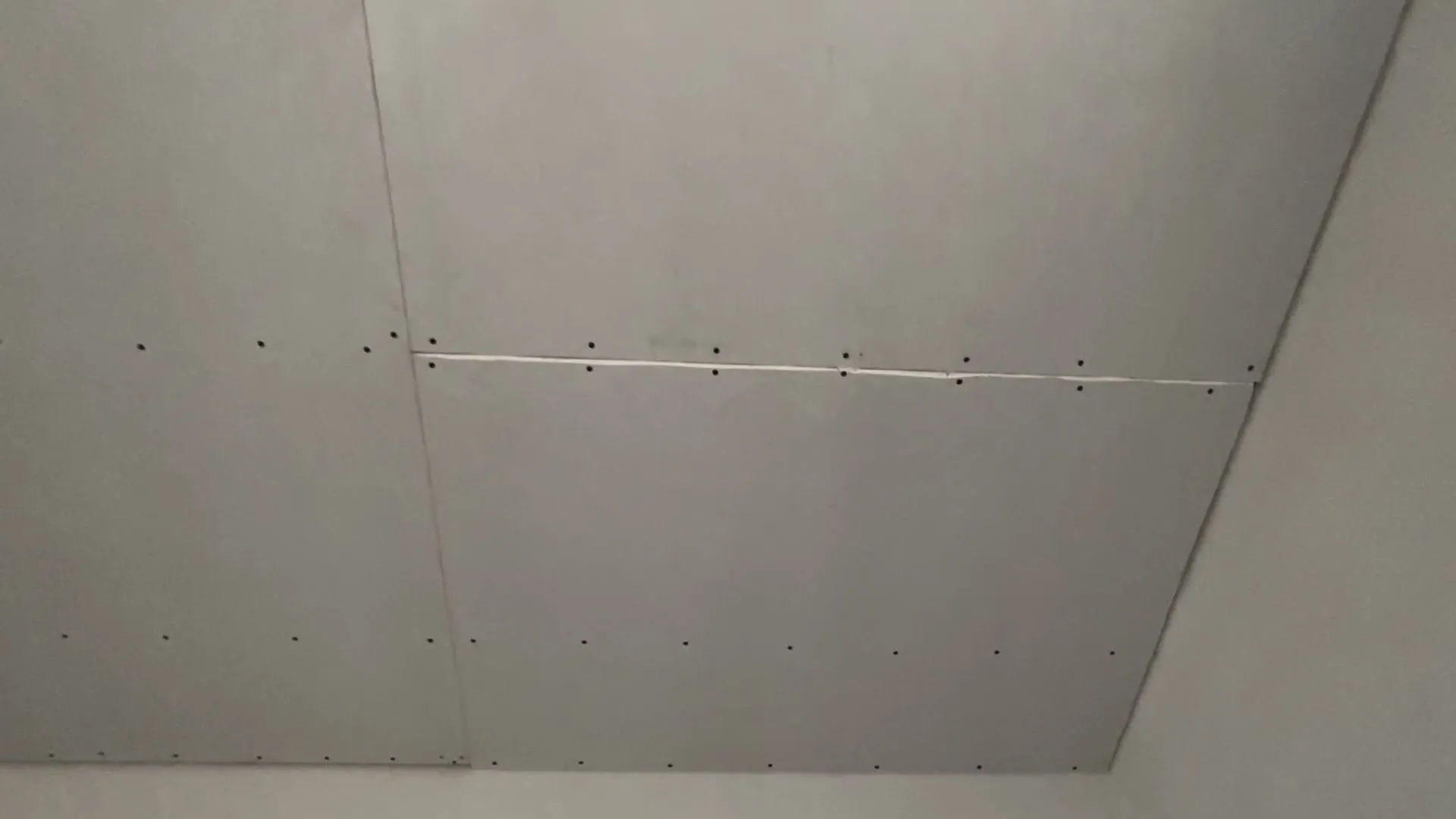 Nerovnoměrná spára sádrokartonových desek