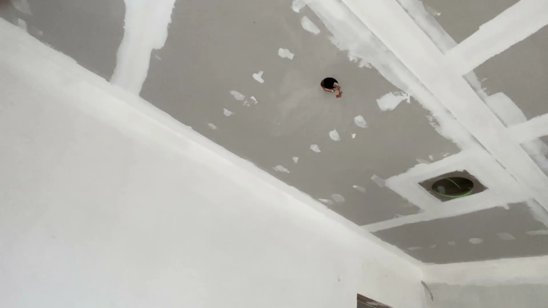Zatmelené napojení podhledu na stěnu