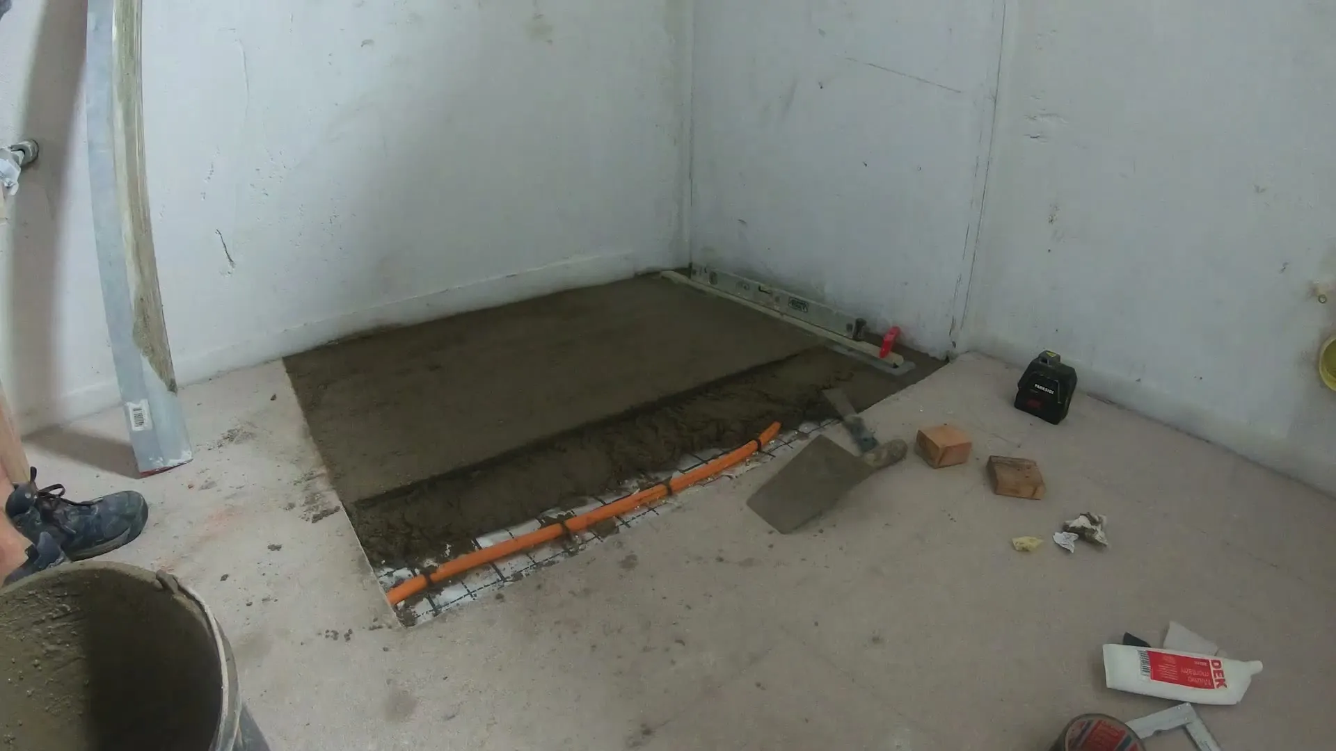 Přerušená betonáž podlahy sprchového koutu