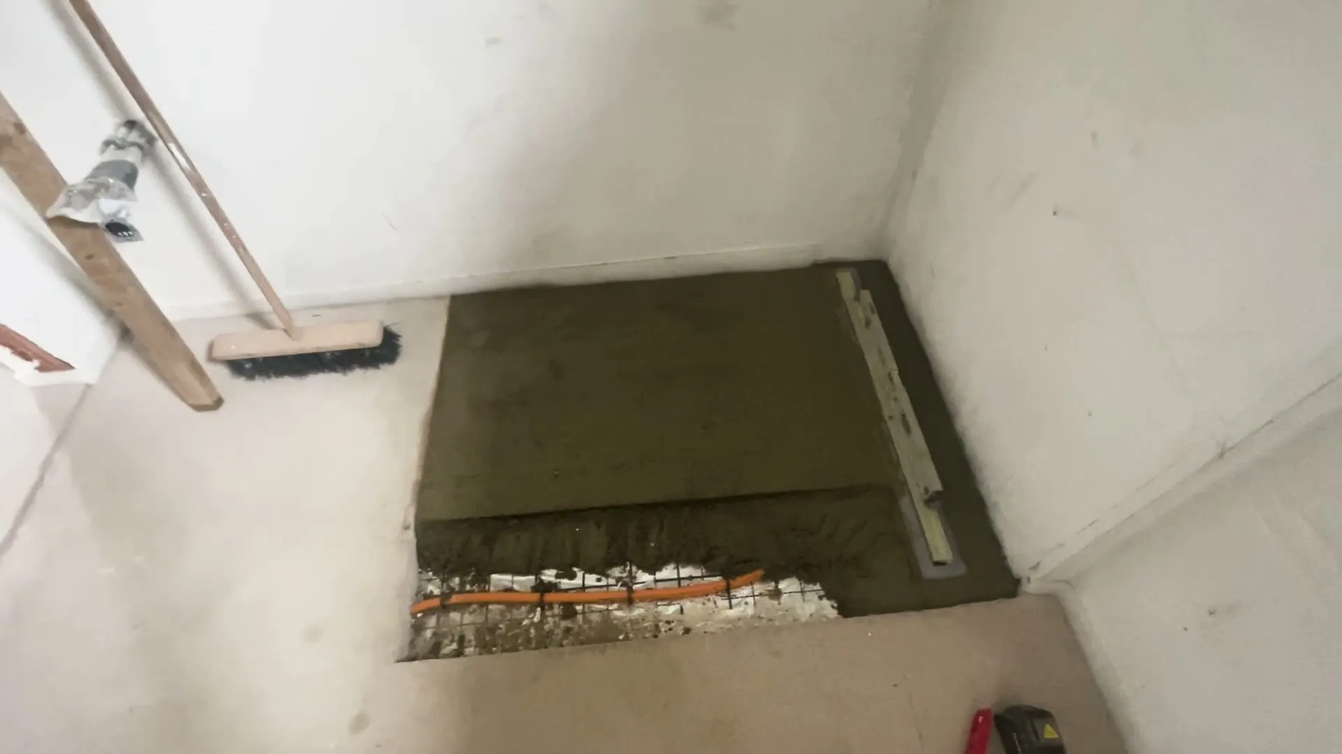 Přerušená betonáž podlahy sprchového koutu