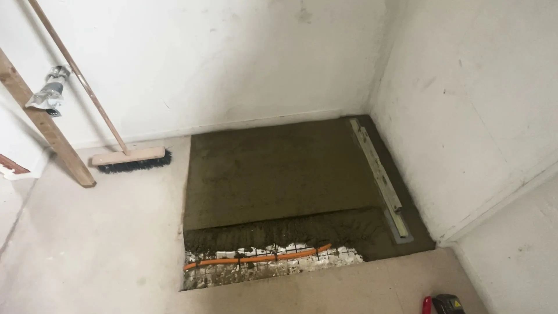 Přerušená betonáž podlahy sprchového koutu