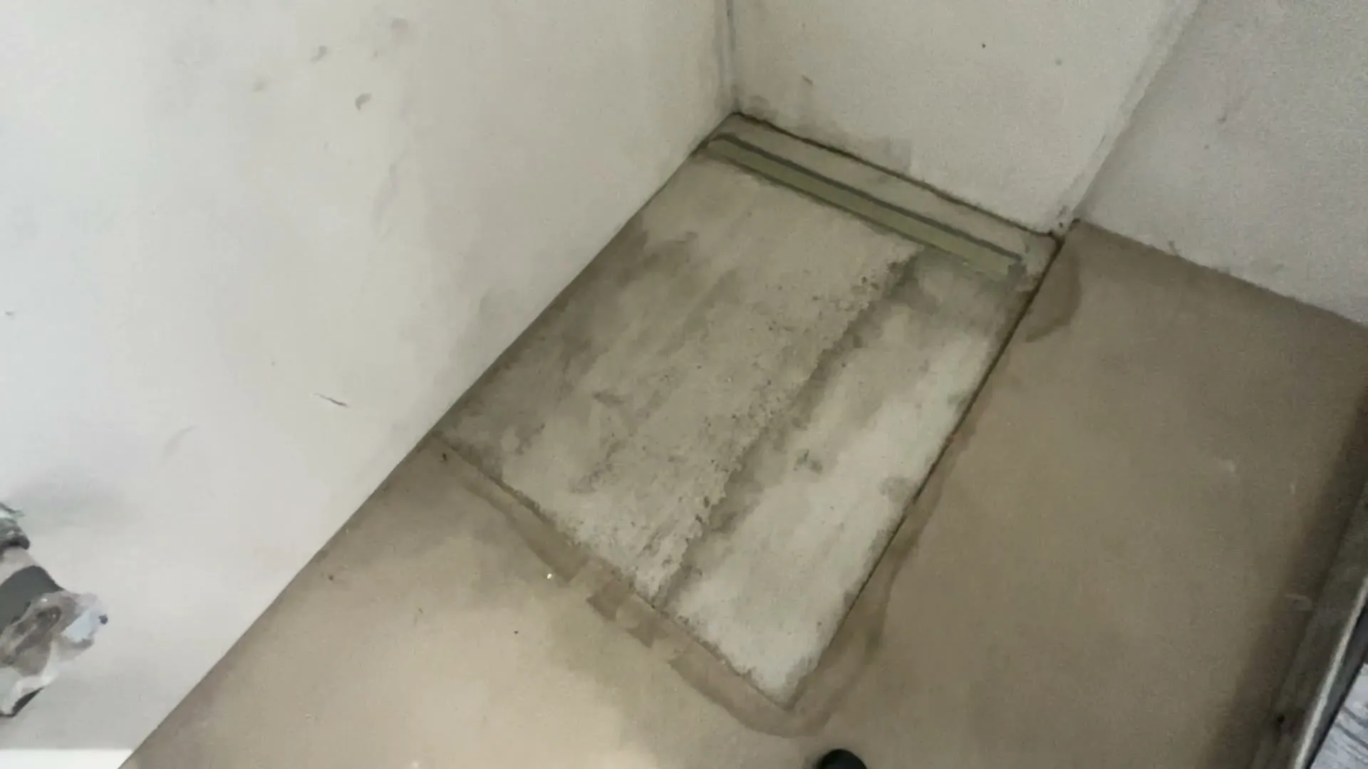 Vybetonovaná podlaha sprchového koutu