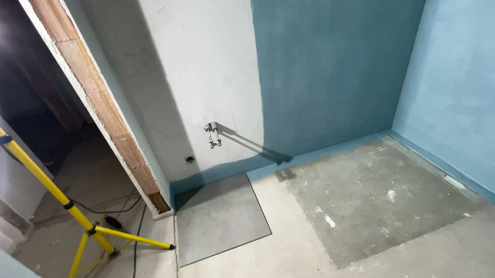 Obvodový nátěr hydroizolace u podlahy