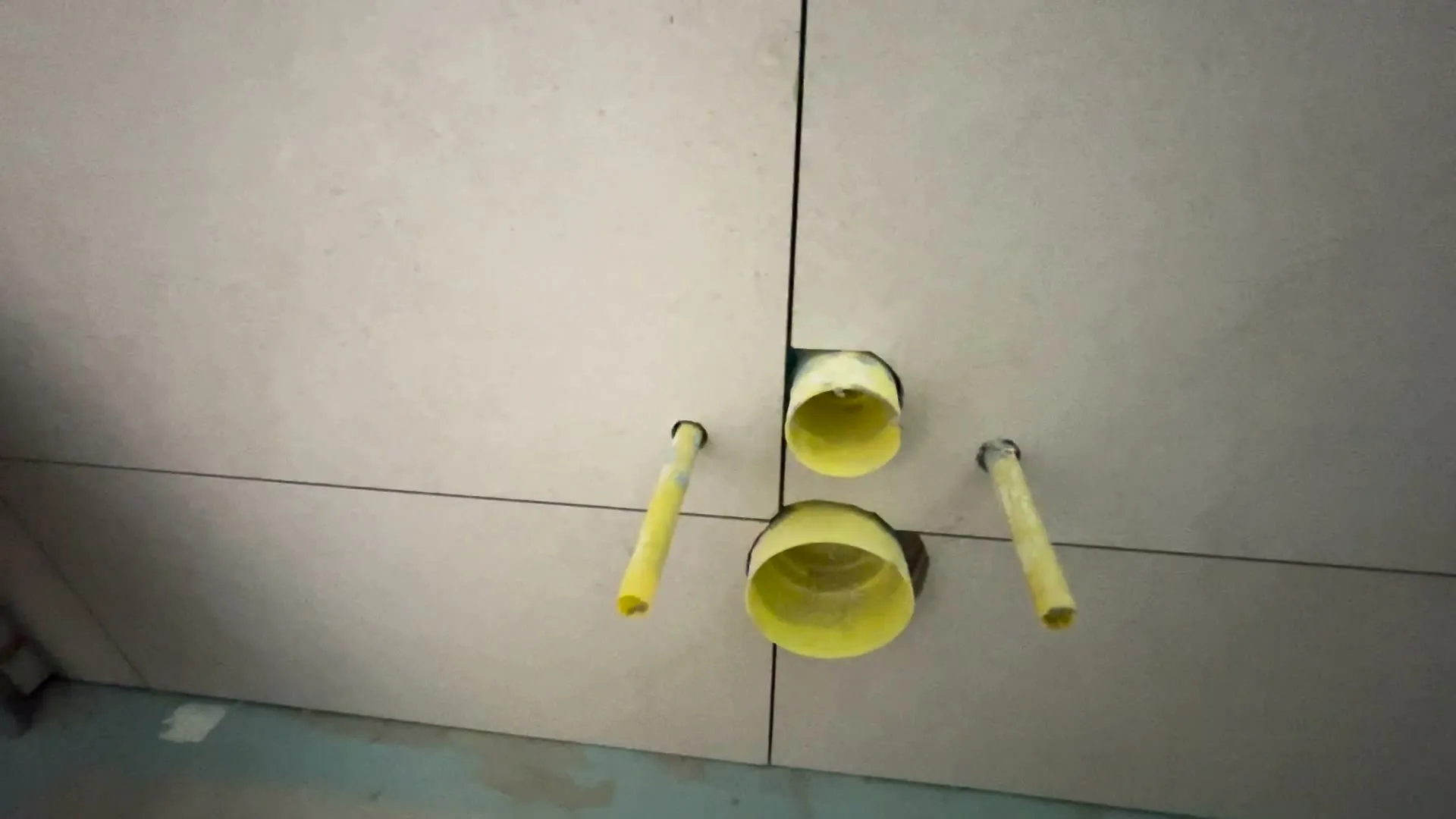 Výřezy obkladu kolem připojení WC