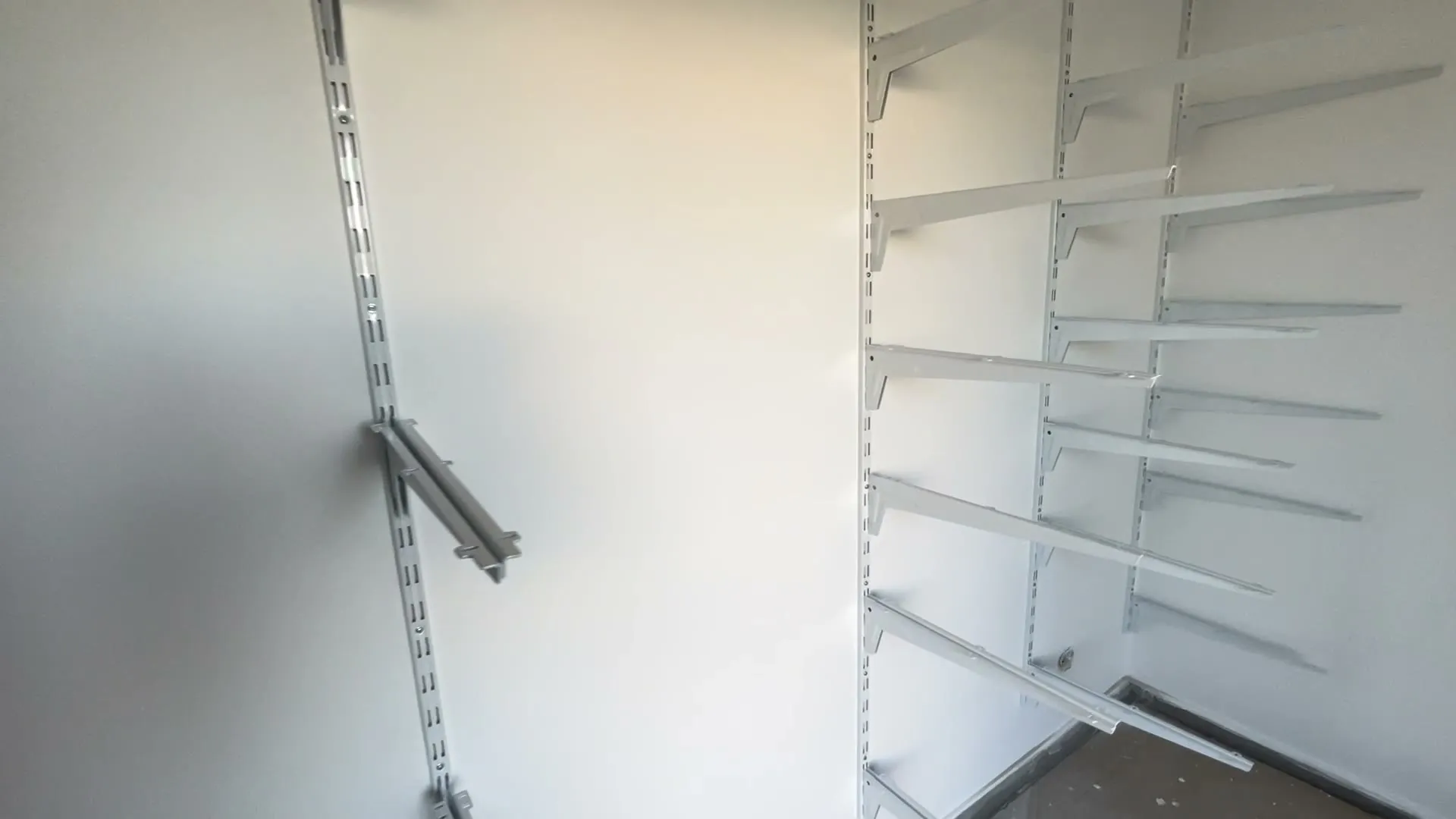 Nástěnný regál před osazením polic