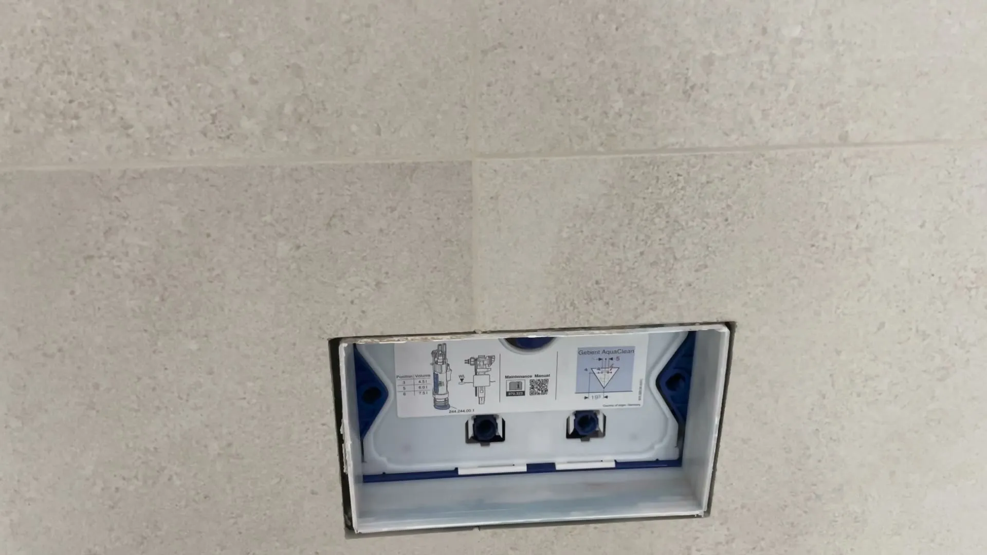Servisní otvor podomítkové nádržky WC