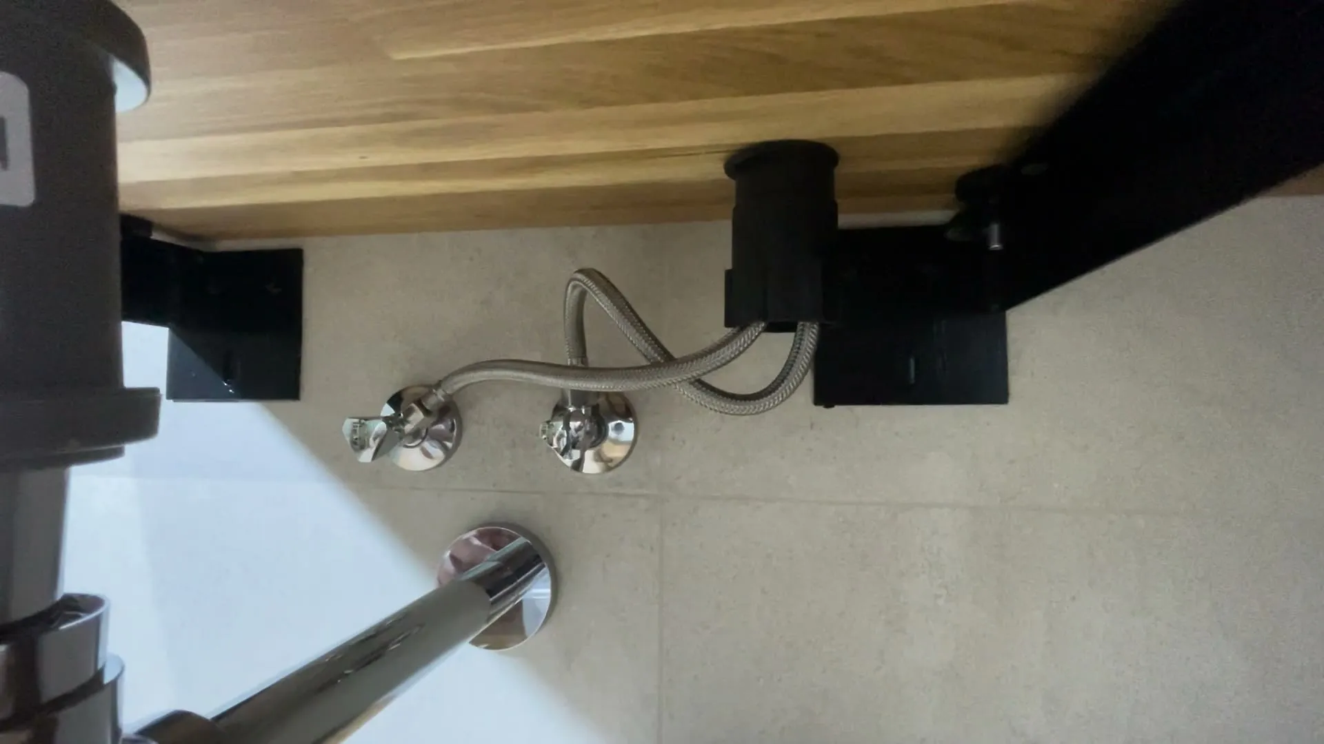 Připojení baterie k rohovým ventilům