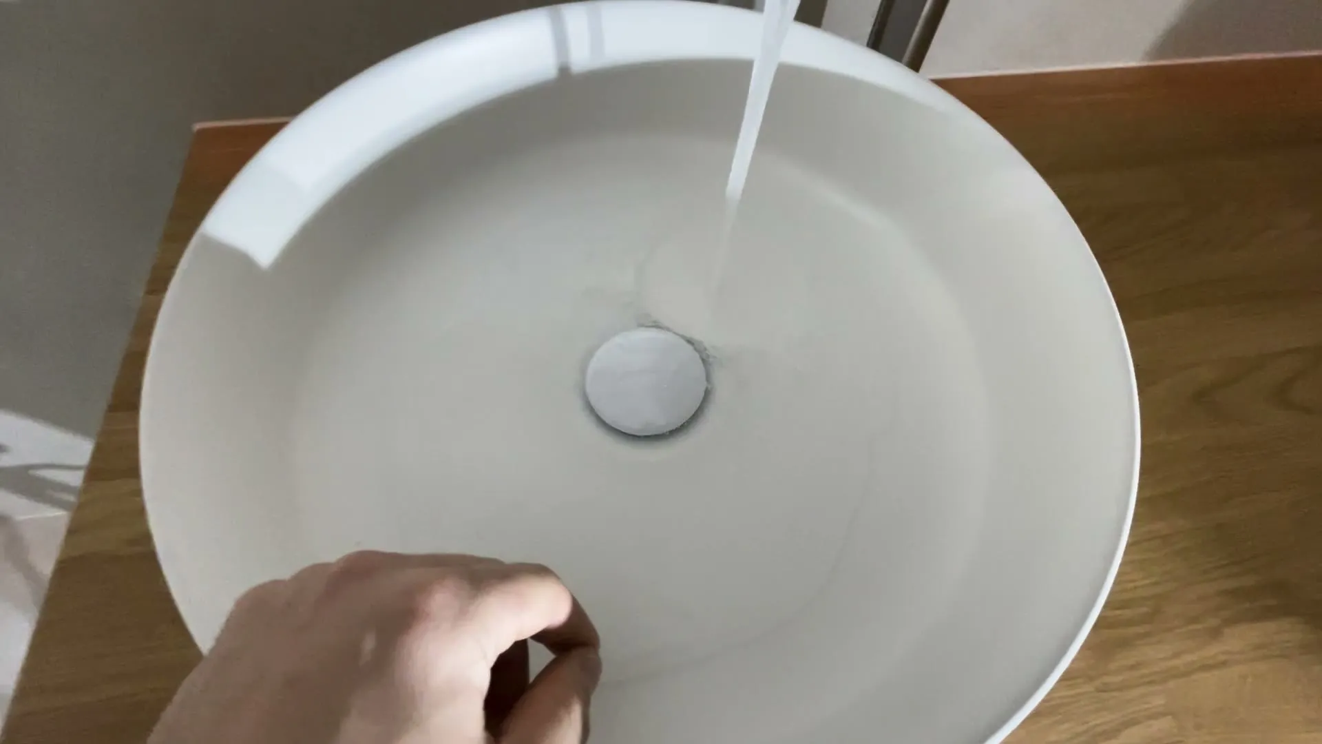 Napouštění umyvadla se zavřenou zátkou