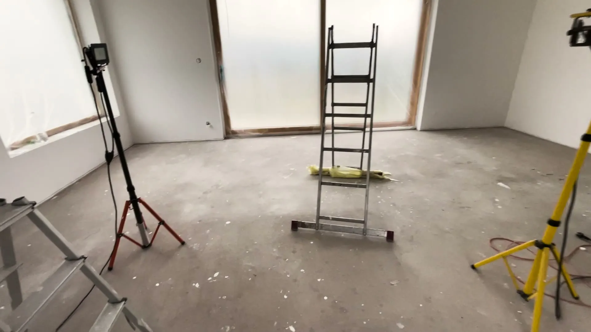 Betonová podlaha před nivelační stěrkou