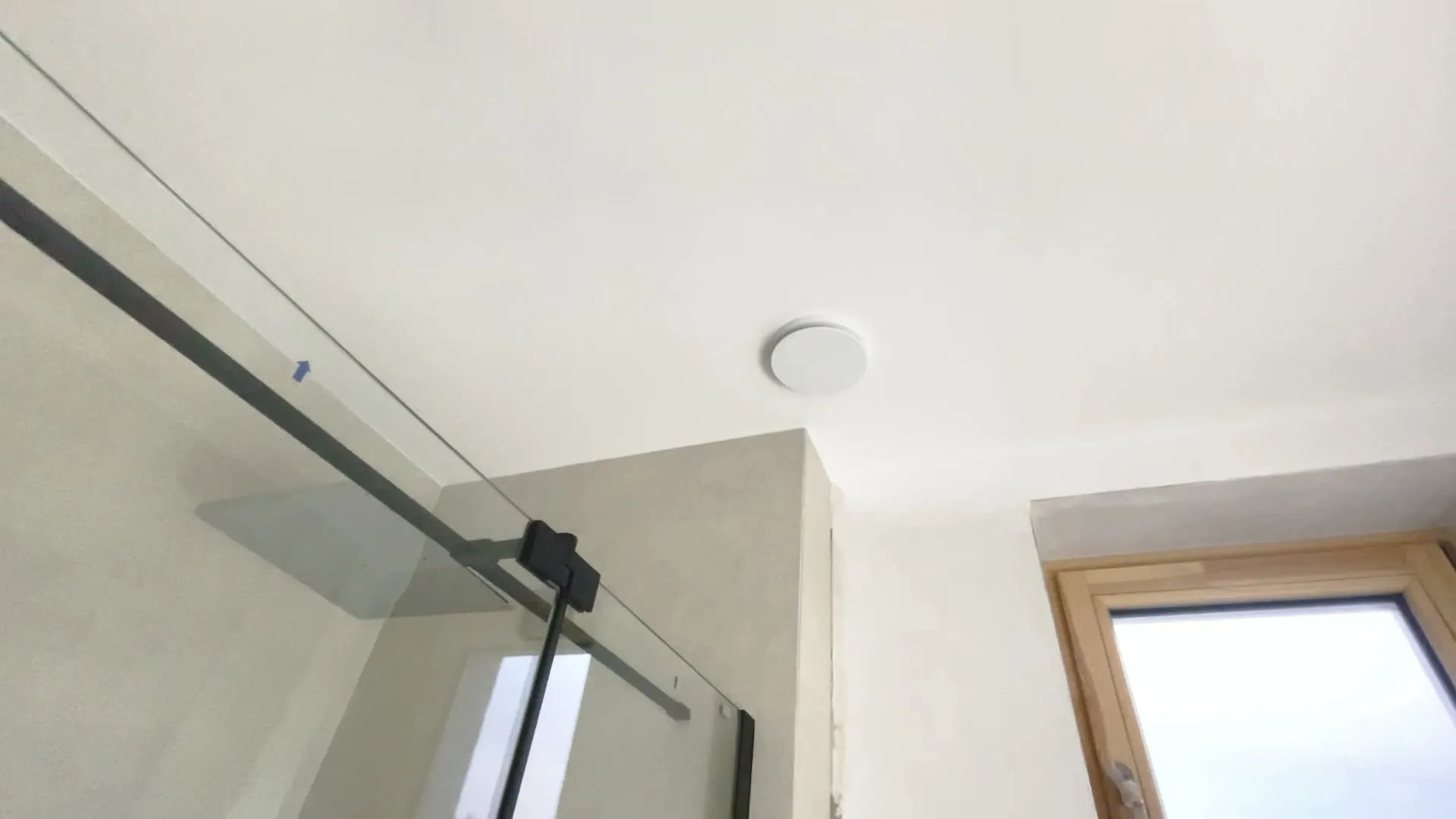 Odtahový ventil rekuperace nad sprchou