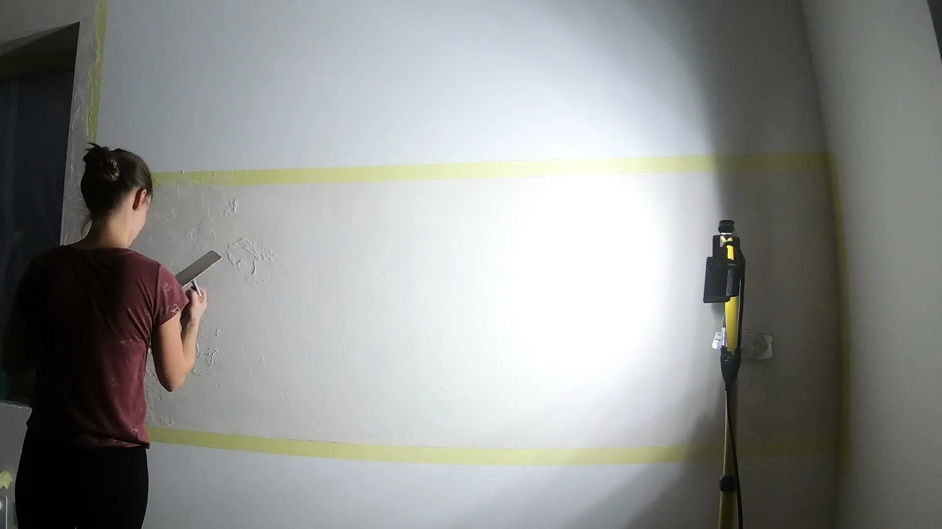 Tvarování dekorativní vrstvy betonové stěrky