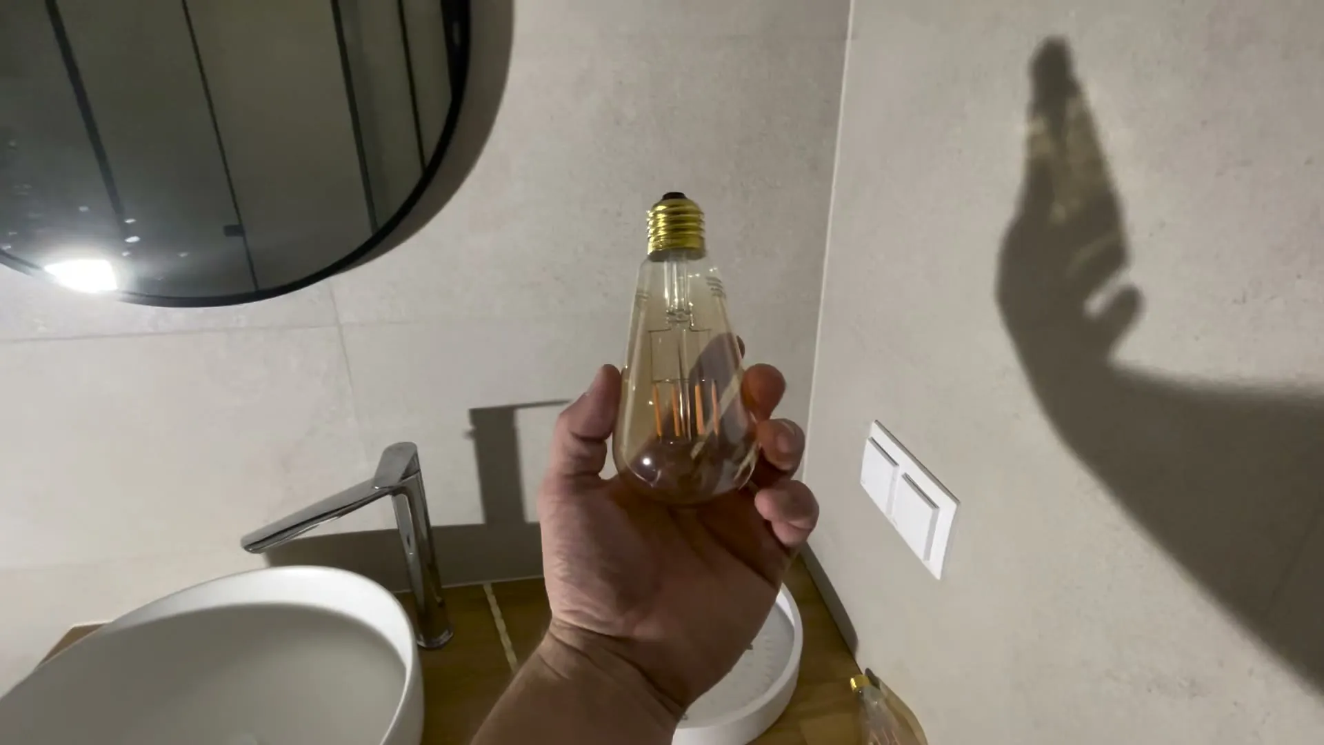 Filamentová žárovka s paticí E27