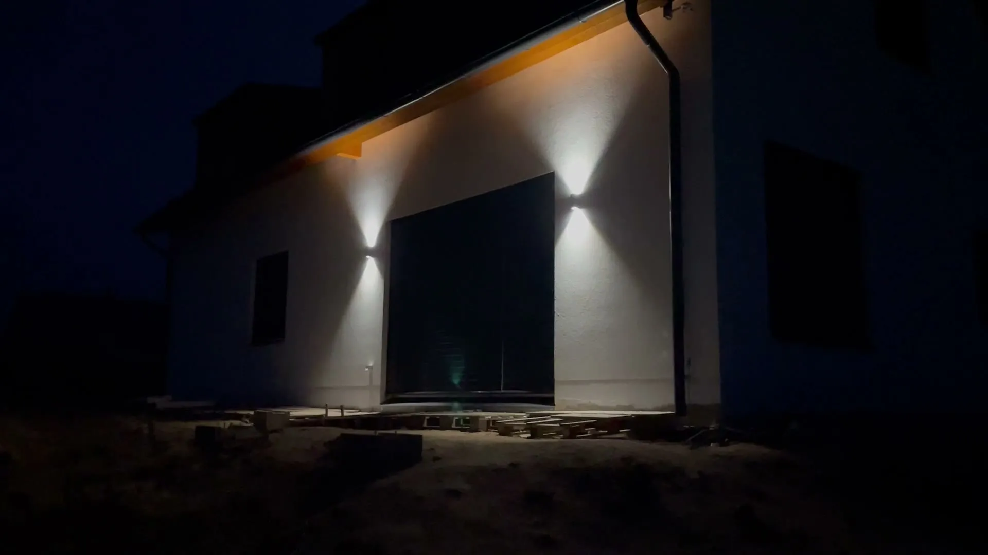 Bílé fasádní osvětlení za tmy