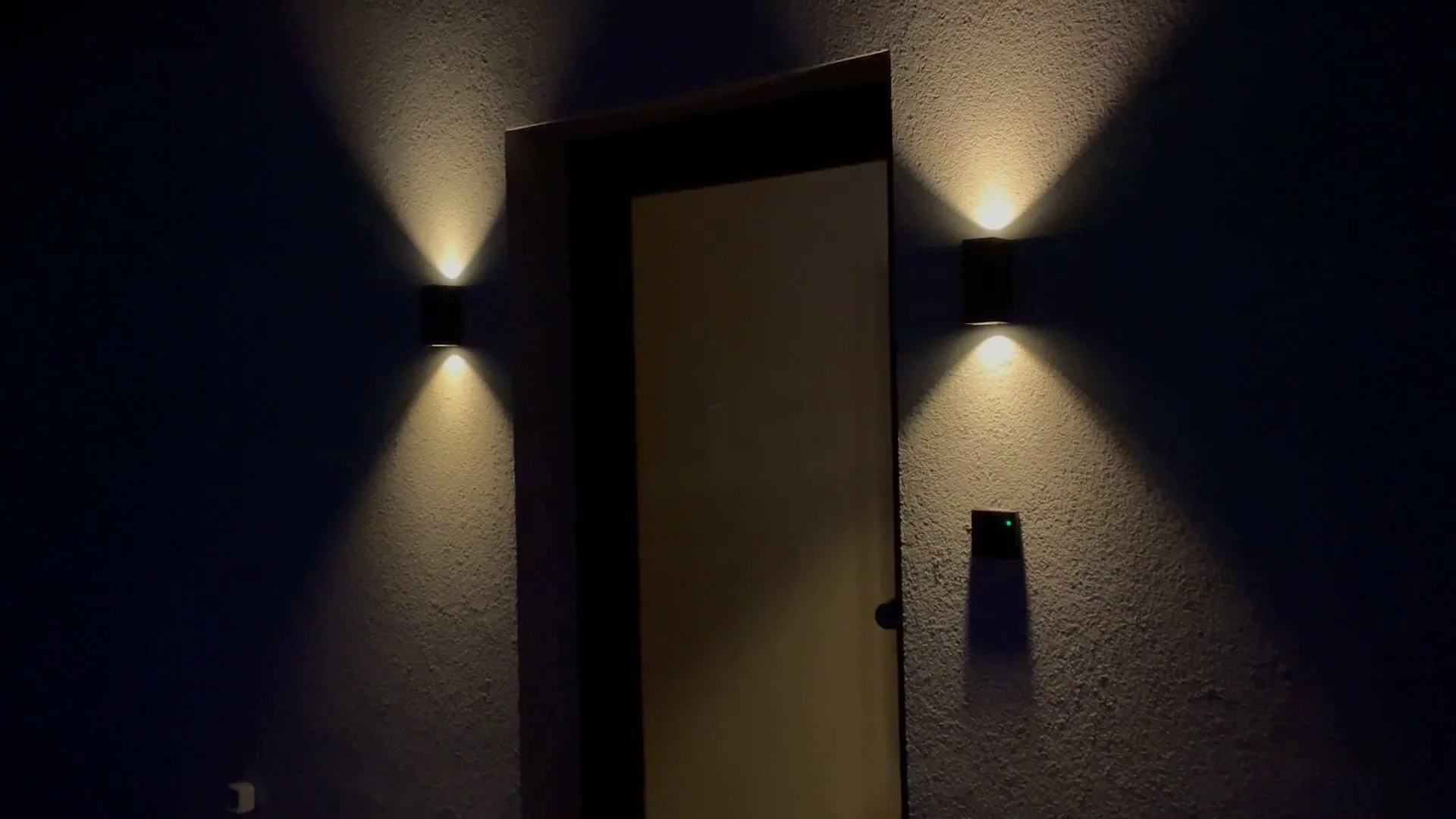 Osvětlení vstupu nástěnnými svítidly