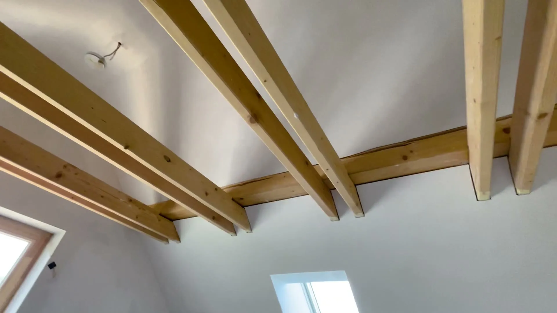 Přetmelený podhled s pohledovými kleštinami