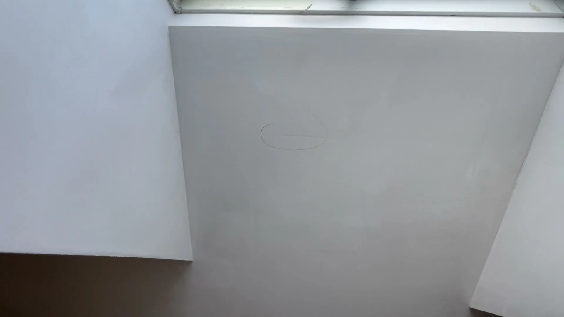 Tužkou označená nedokonalost sádrokartonového ostění