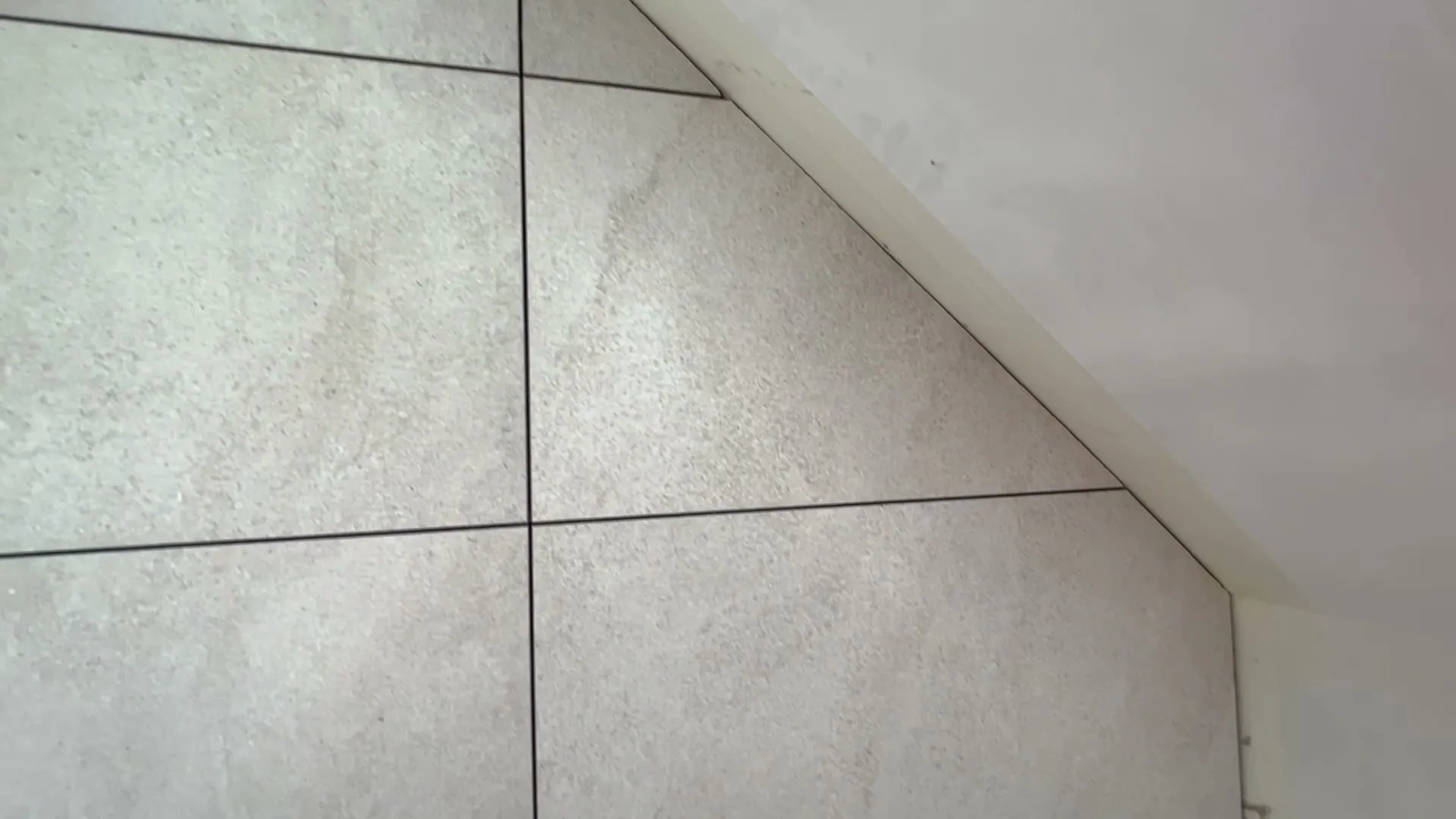 Dořezání obkladu k sádrokartonové šikmině