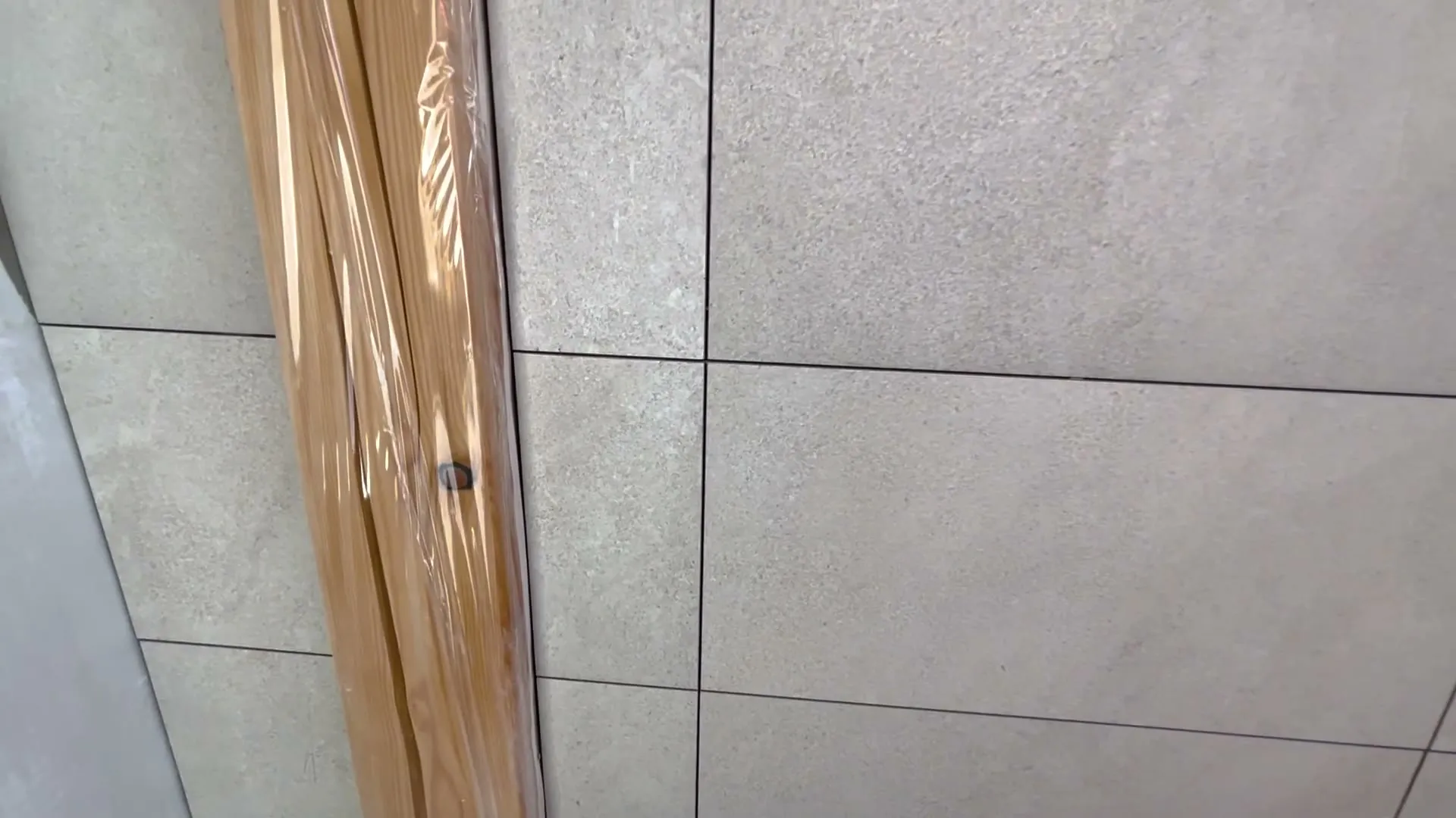 Spára obkladu u dřevěného sloupu